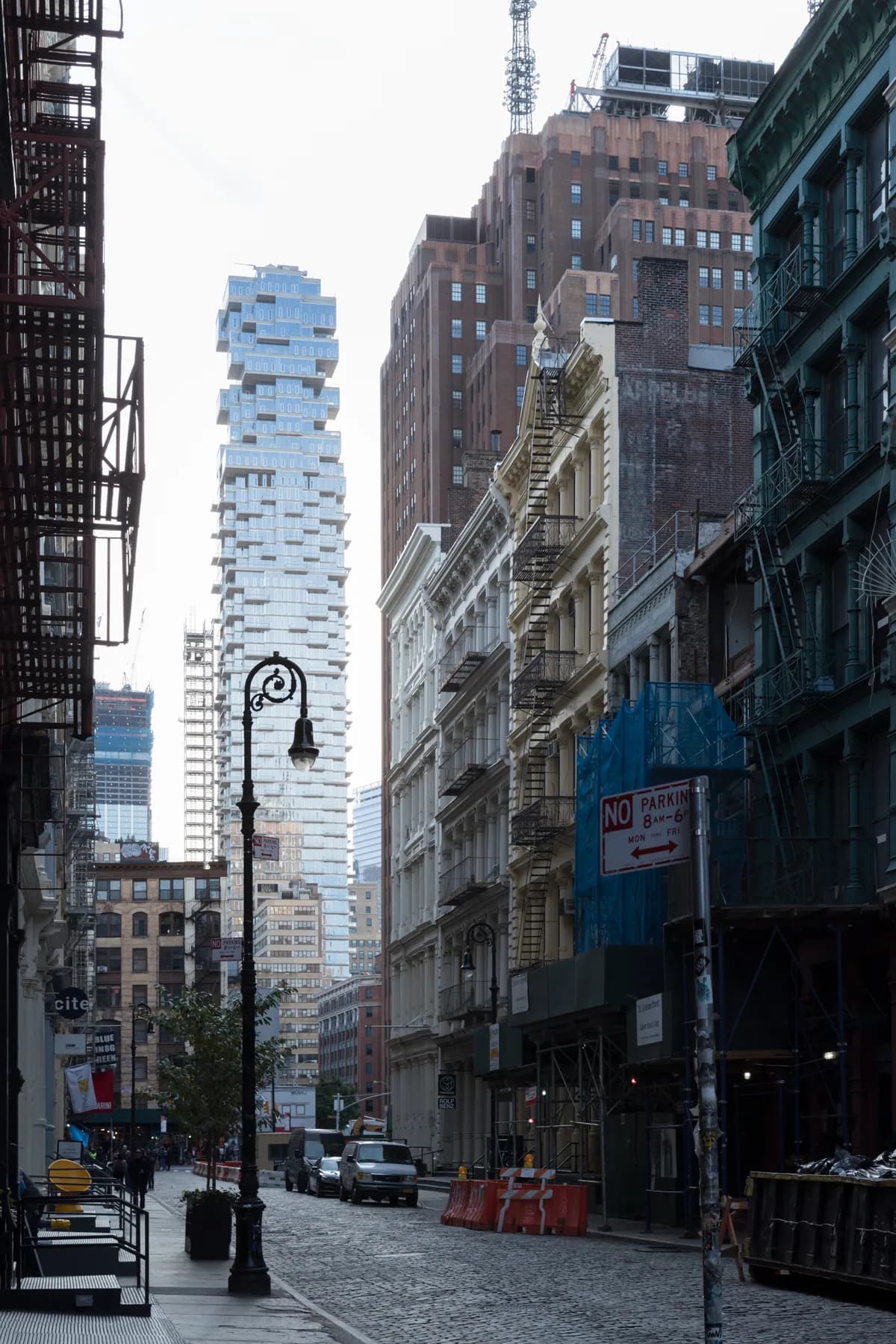 56 Leonard Street: Tribeca’nın alçak sokak dokusundan görülen katmanlı kule