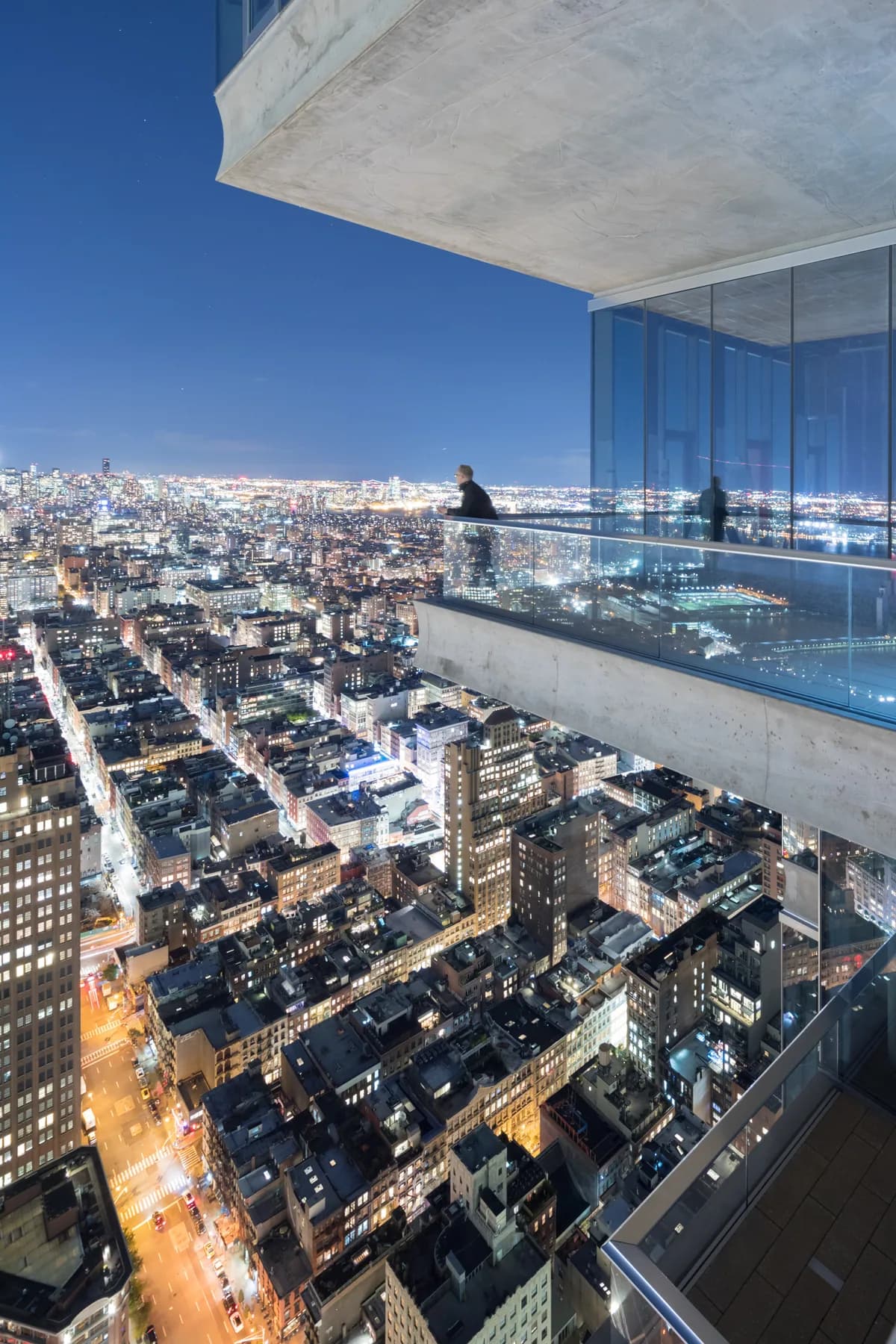 56 Leonard Street: teras plakları ile kesintisiz cam cephenin gece kent manzarasıyla ilişkisi