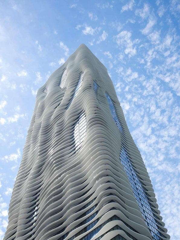 Aqua Tower: cephede farklı derinliklerde uzanan beton teraslar