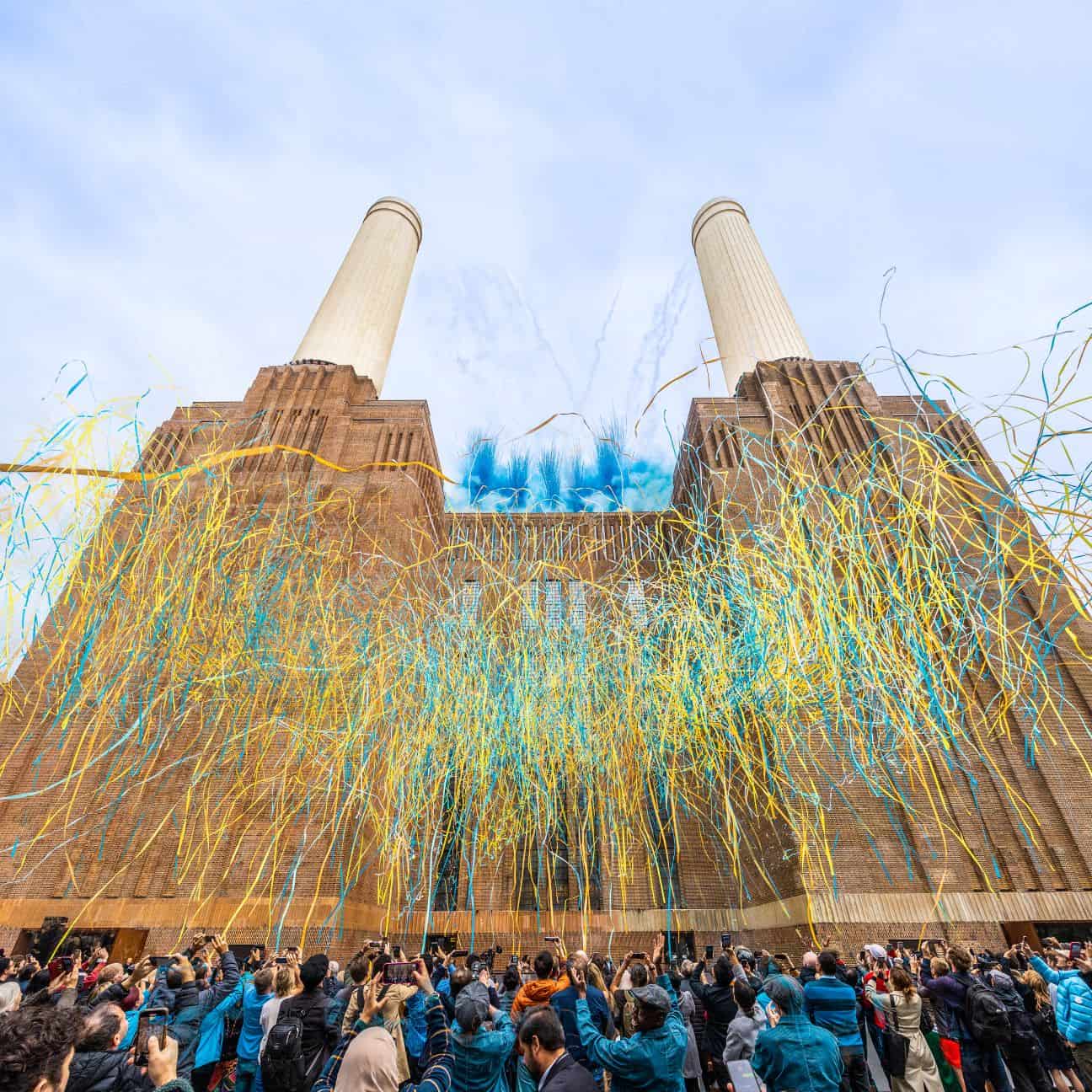 Battersea Power Station’ın bacaları önündeki halka açık açılış kutlaması