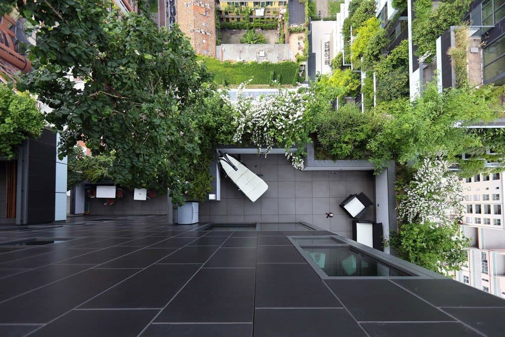 Bosco Verticale balkonlarındaki olgun ağaçlar ve katmanlı cephe