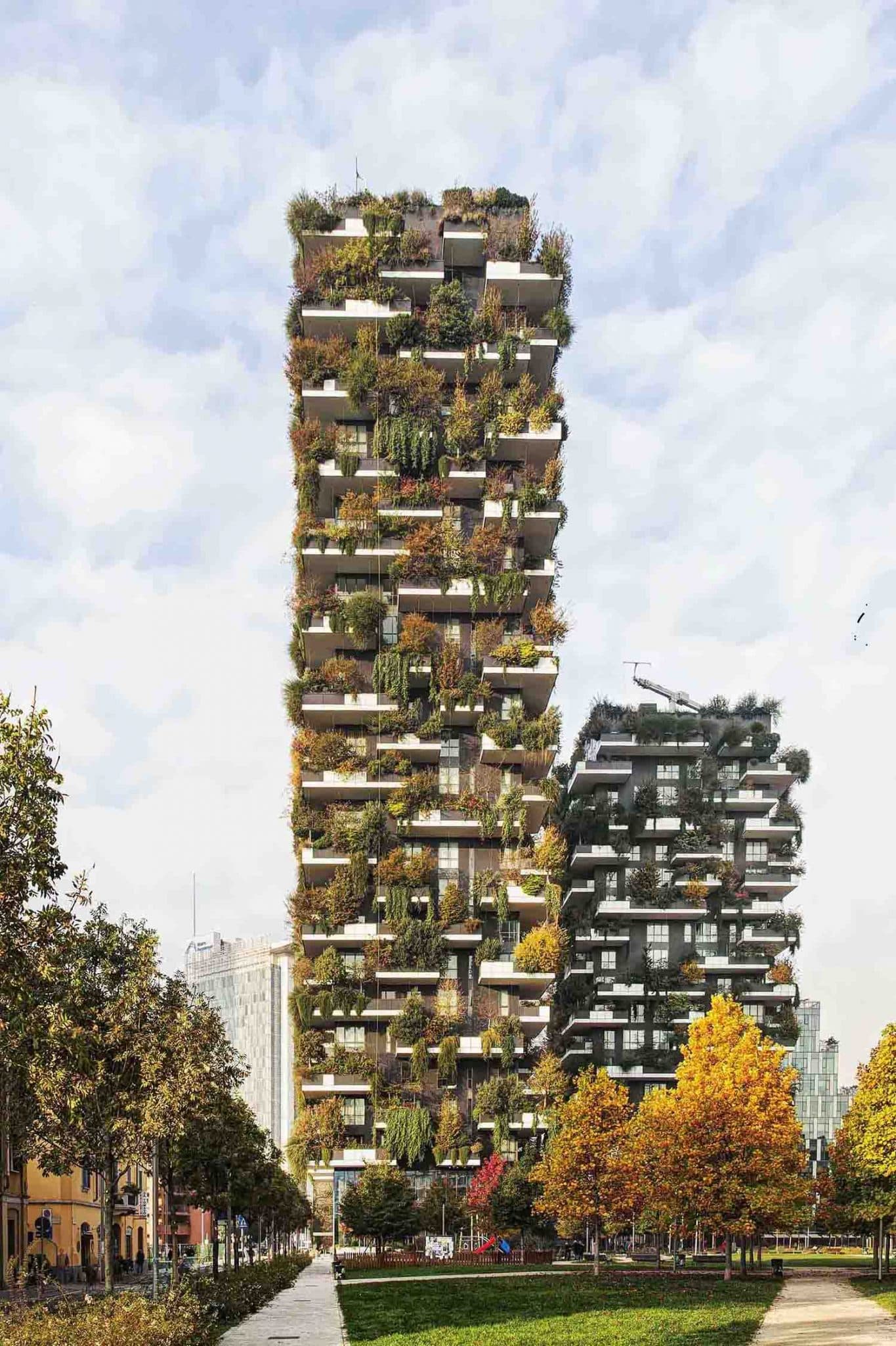 Bosco Verticale kuleleri ve Porta Nuova parkının sokak seviyesinden görünümü