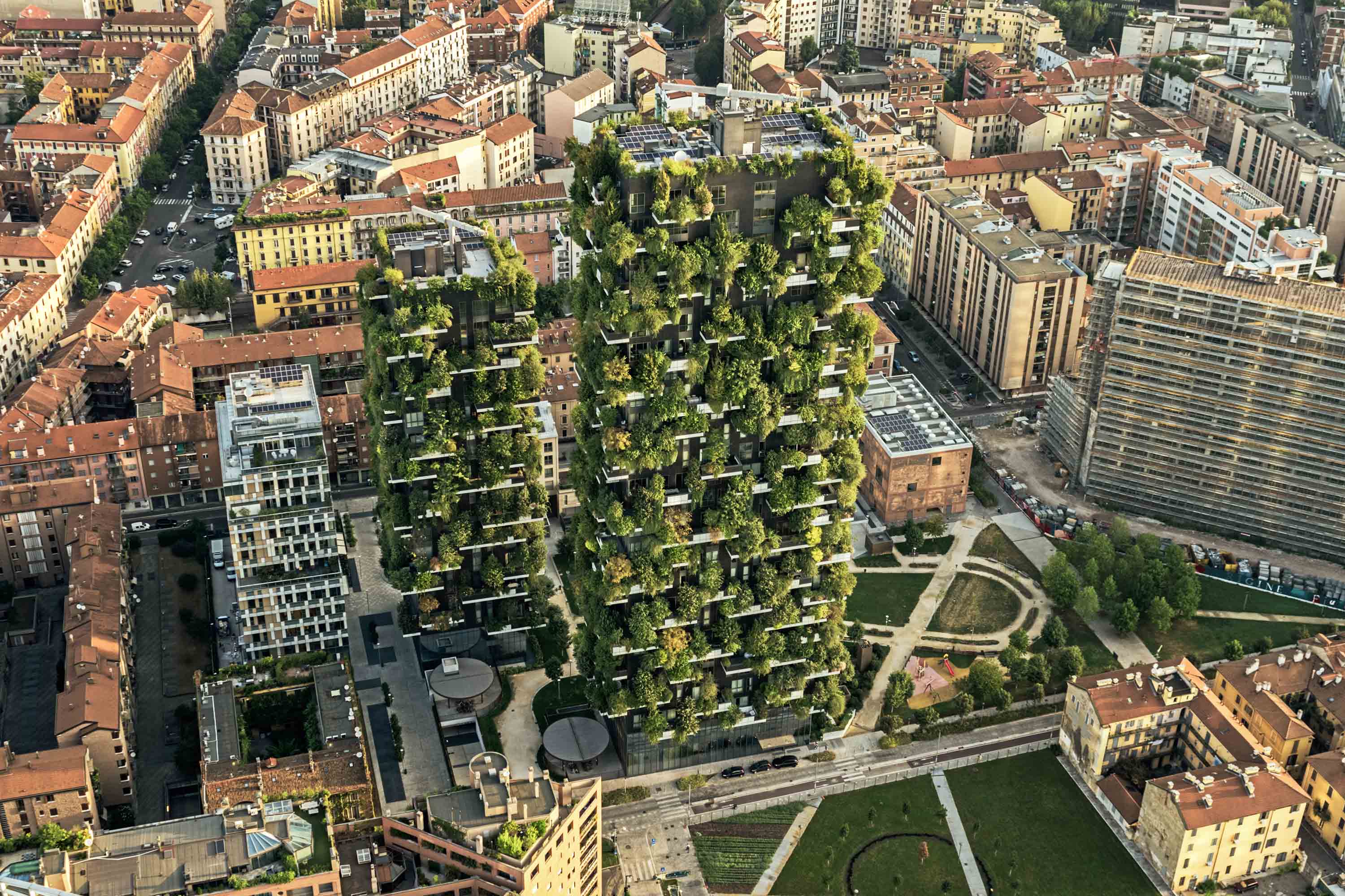 Bosco Verticale kulelerinin Milano dokusu içindeki hava görünümü