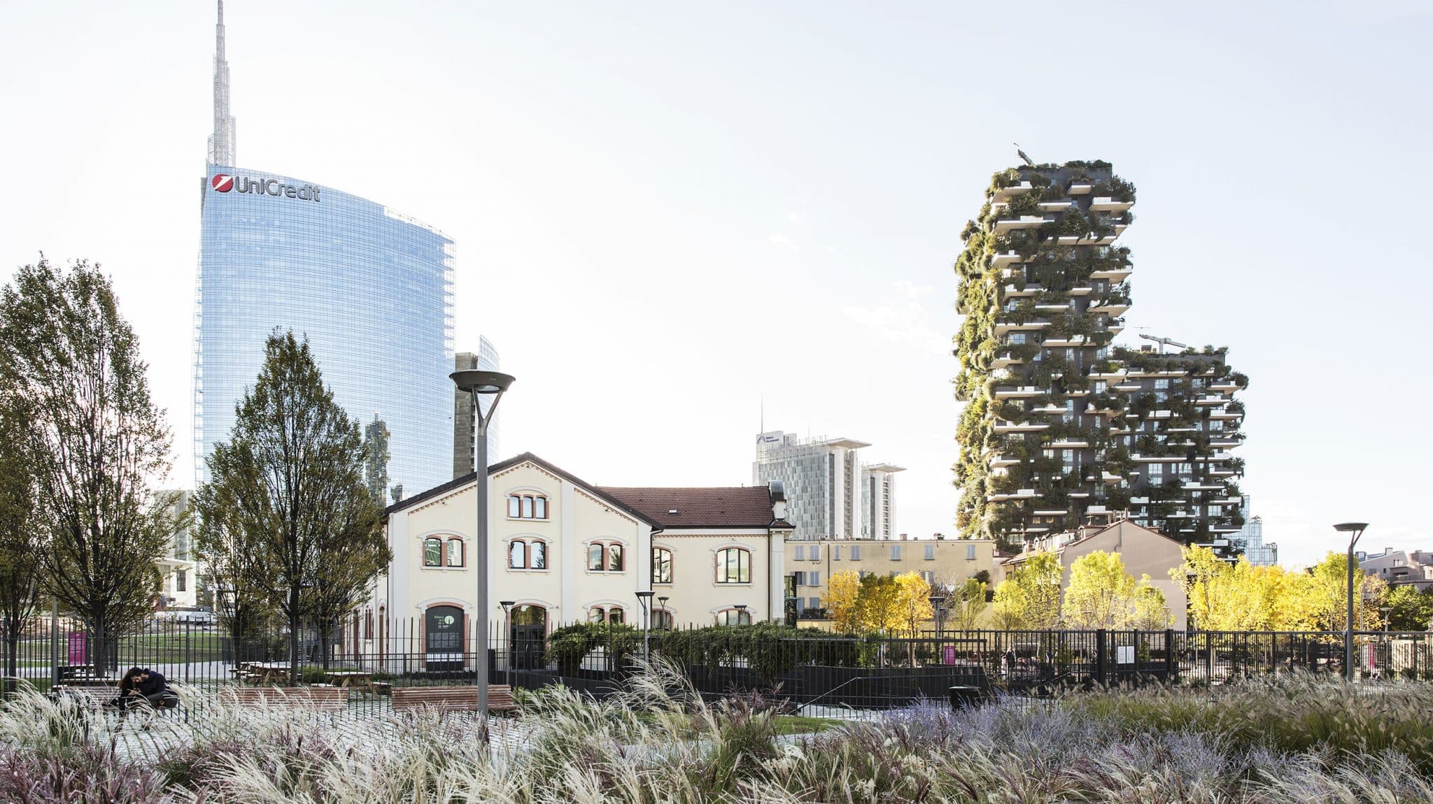 Milano silüetinde yoğun bitki örtüsüyle kaplı Bosco Verticale kuleleri