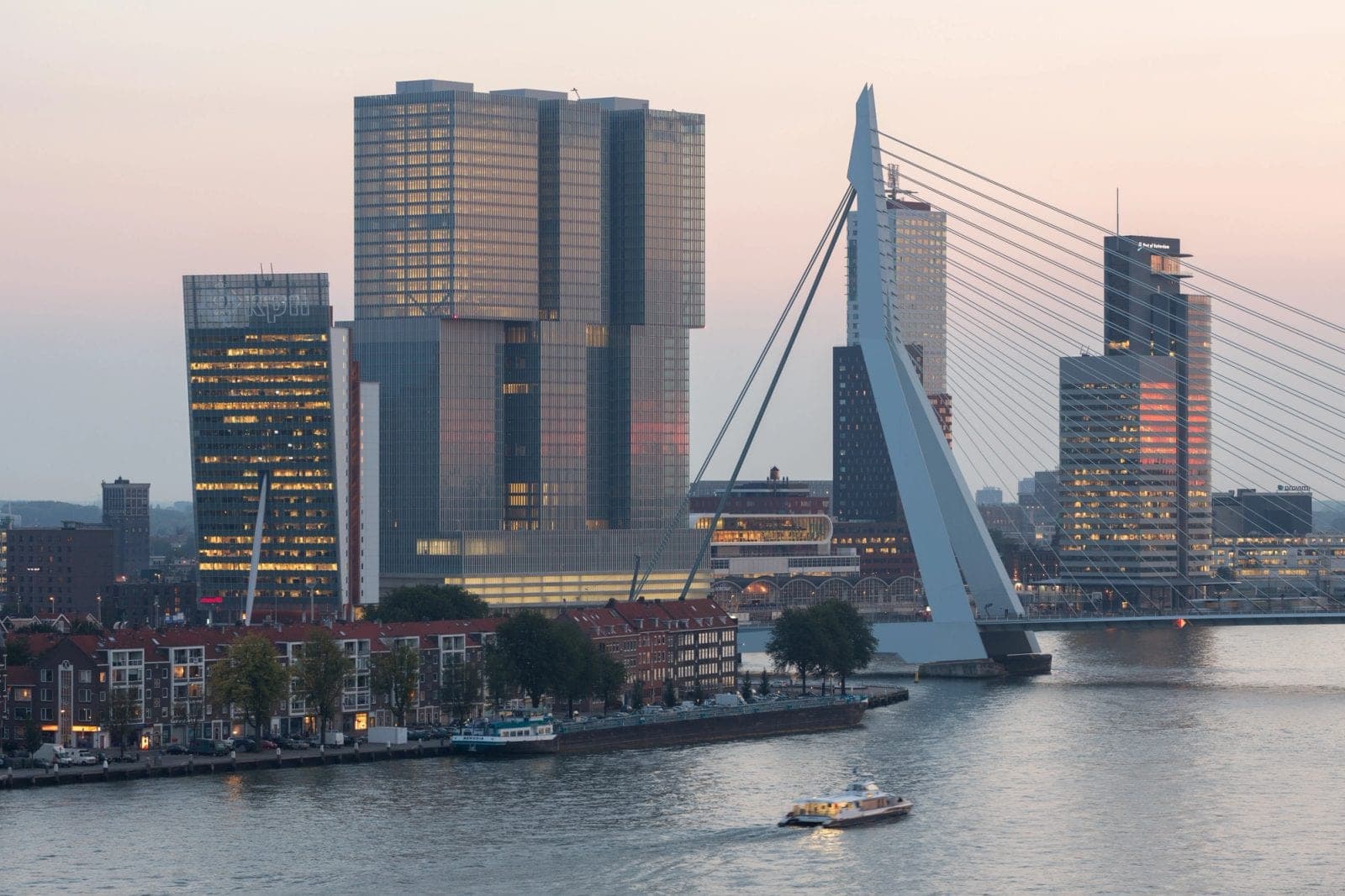 De Rotterdam: Wilhelminapier’de yükselen üç parçalı De Rotterdam