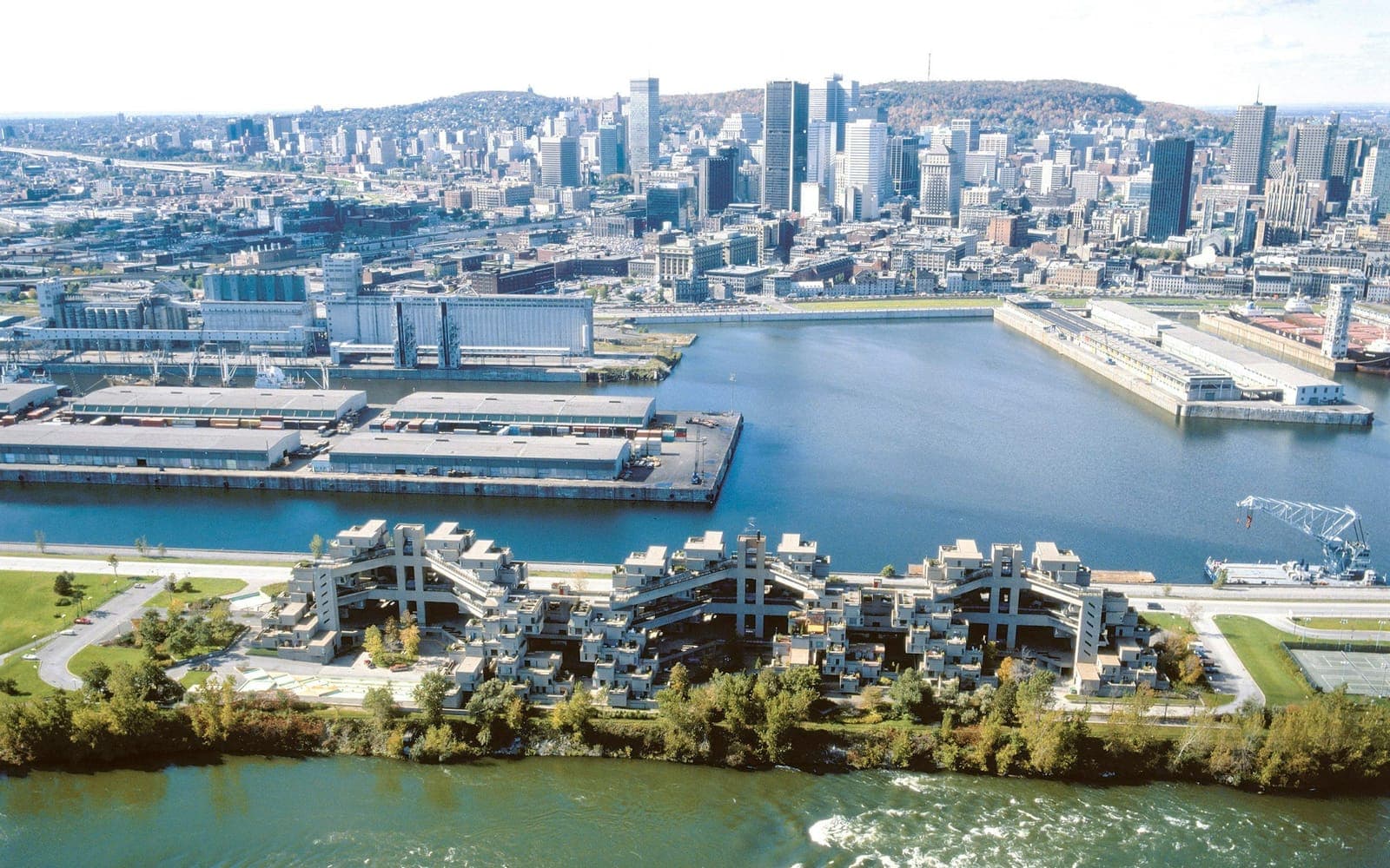 Habitat 67: havadan bakışta yapının Saint-Laurent nehri, Eski Liman ve Montréal merkezi arasındaki konumu