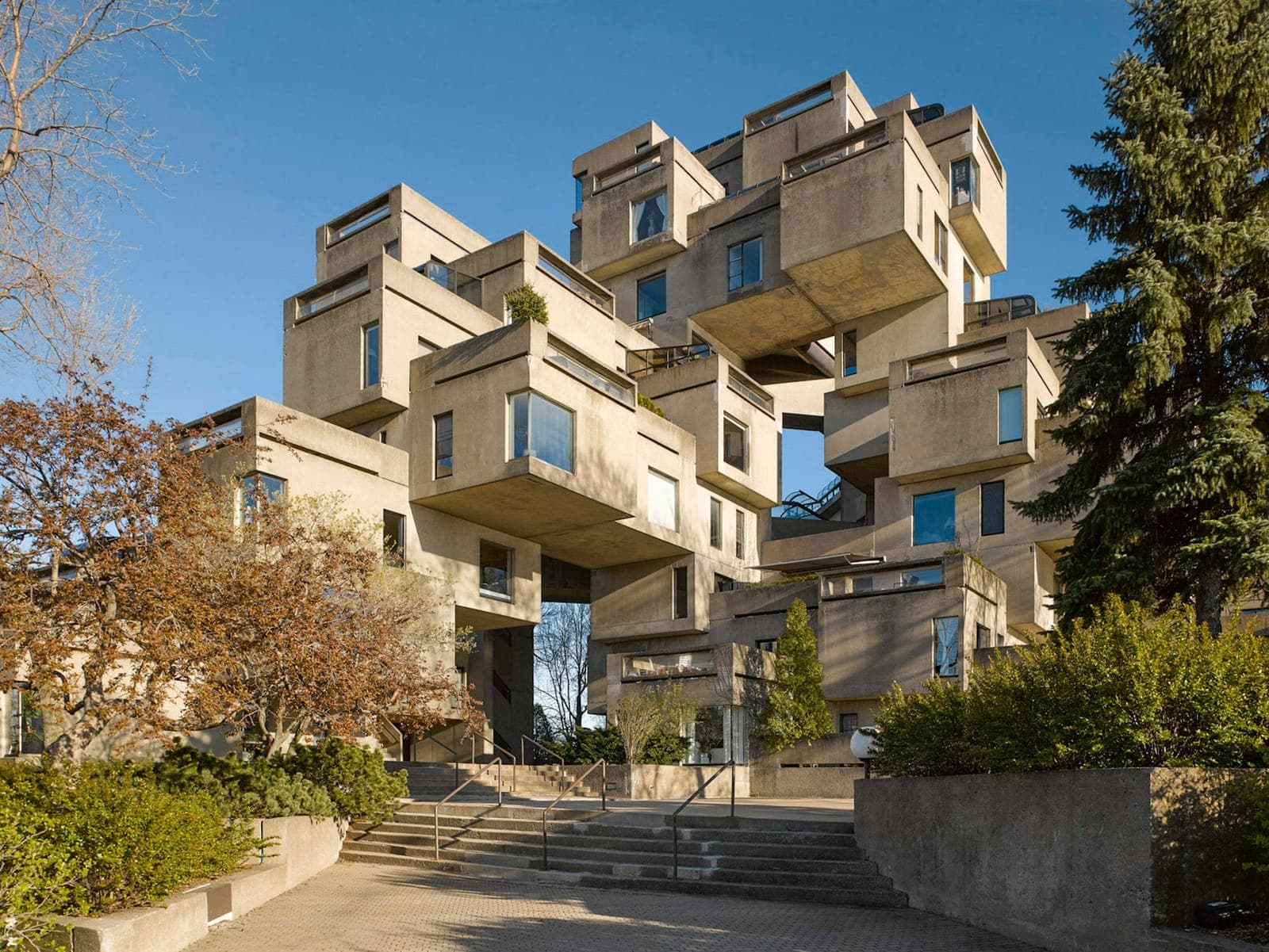 Habitat 67: giriş merdiveninden yükselen, birbirine göre kaydırılmış modüller ve teras kenarları