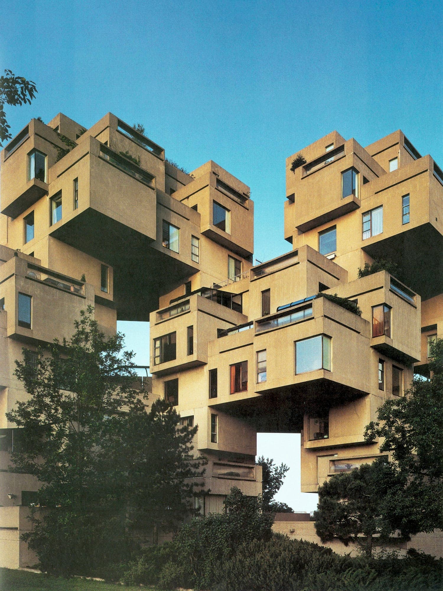 Habitat 67: aşağıdan bakışta konsol çıkan kutuların arasında açılan boşluklar