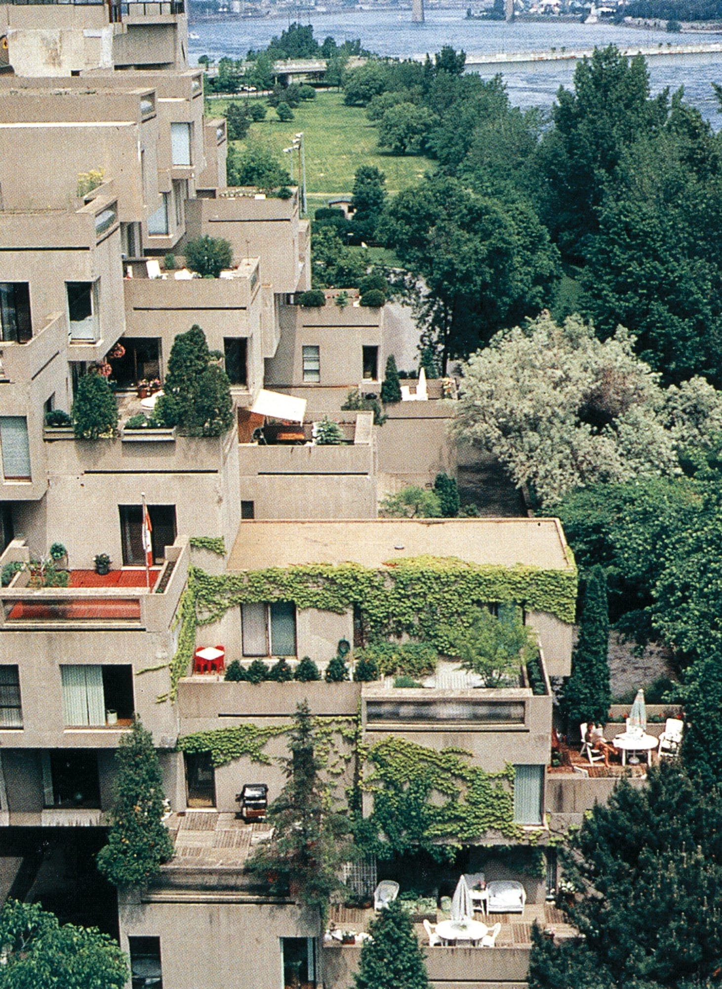 Habitat 67: alttaki modülün çatısını üstteki konutun bahçesine çeviren teraslar