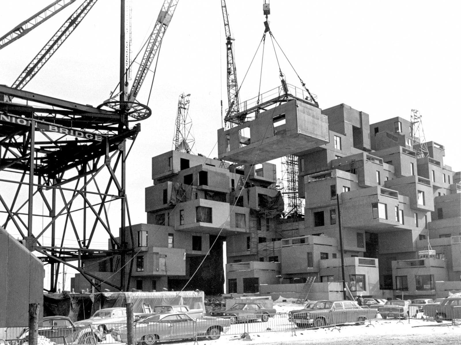 Habitat 67: 1967 dönemi: vinçle kaldırılan bir beton modül ve yapım hâlindeki kompleks