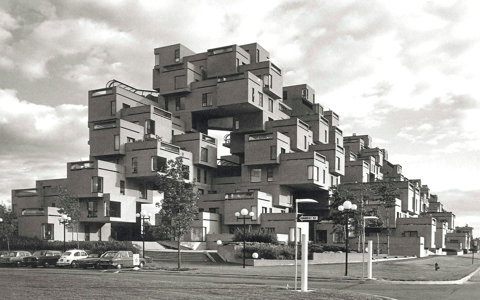 Habitat 67: erken dönem siyah-beyaz fotoğrafta tamamlanmış yapının sokak cephesi