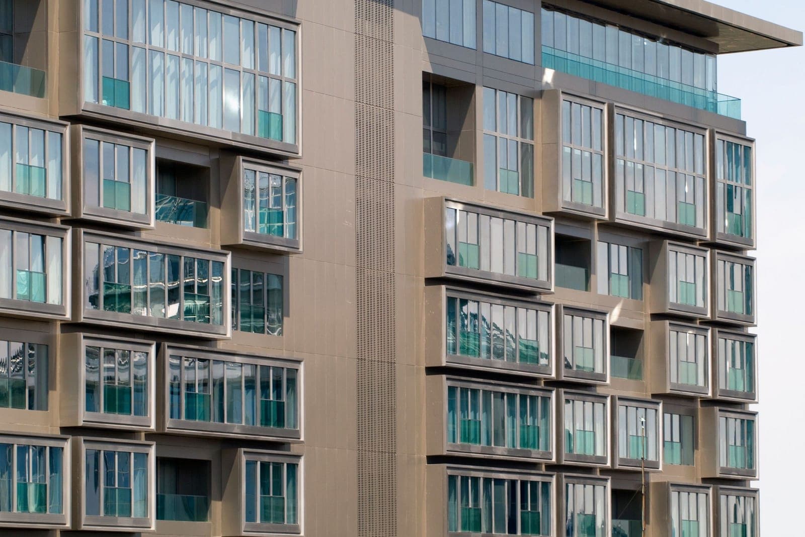 Levent Loft: dışa taşan çerçeveli pencere kutuları ve içeri çekilmiş loggialarla cephe dokusu