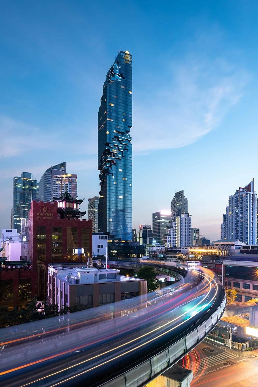 MahaNakhon kulesi, Bangkok dokusu ve yükseltilmiş ulaşım hattı