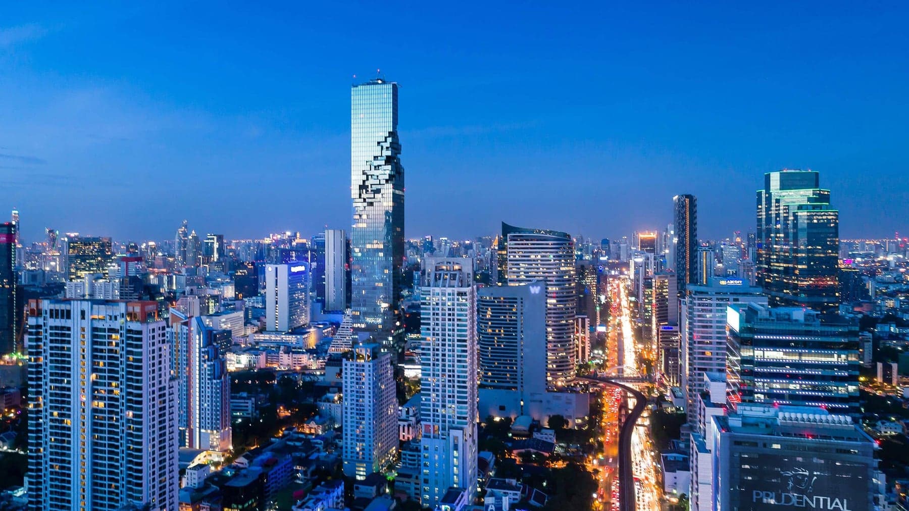 Bangkok silüetinde pikselli cephesiyle MahaNakhon kulesi