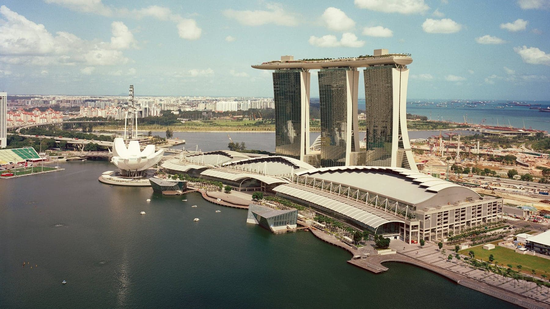 Marina Bay kıyısında üç kule ve üzerlerindeki SkyPark