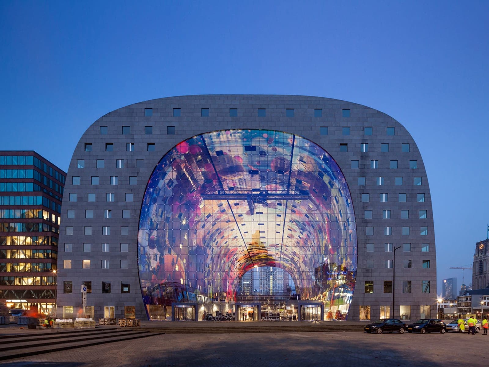 Markthal: kemer biçimli konut yapısı ve Markthal girişi