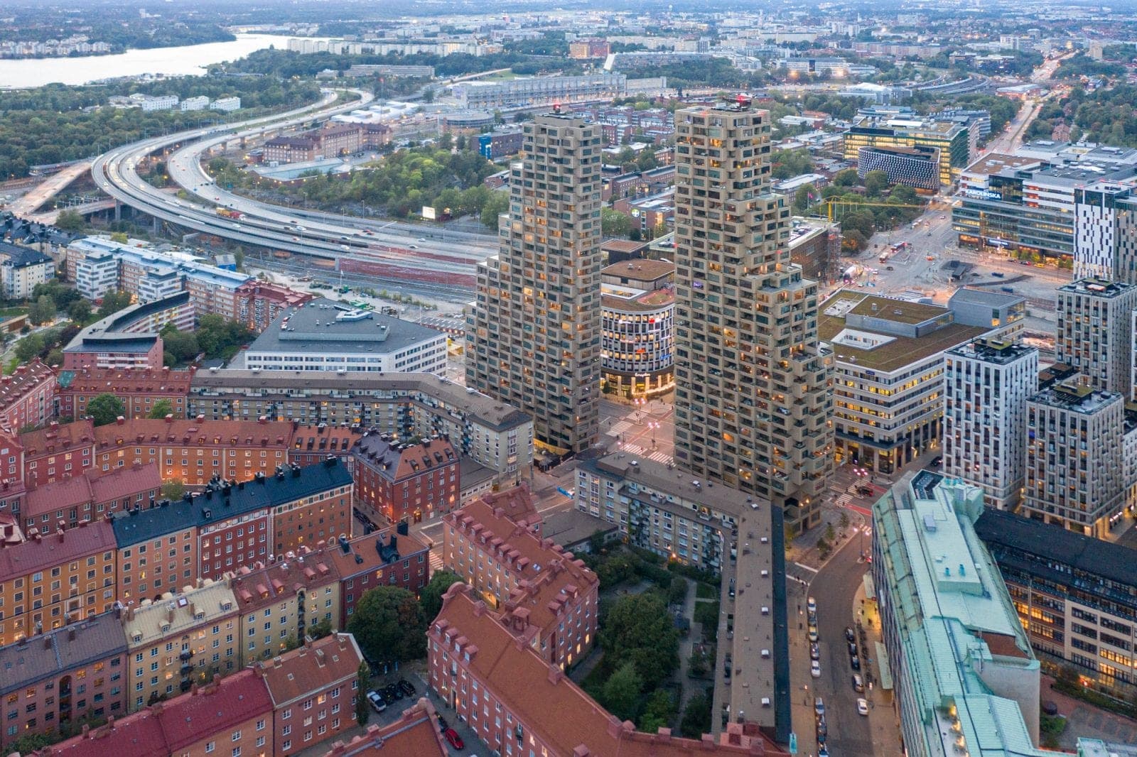 Norra Tornen: balkon ve pencere çerçevelerinin cephe ritmi
