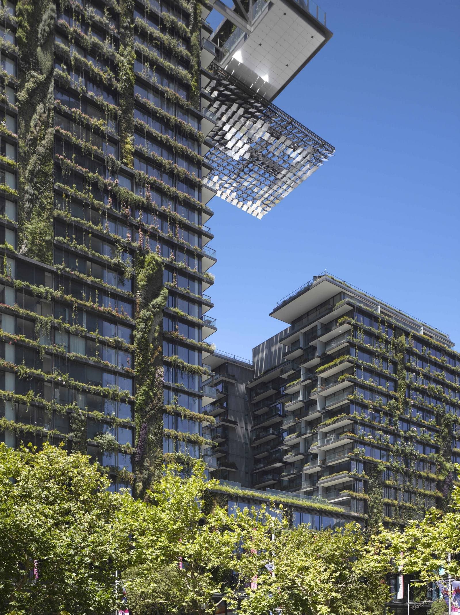 One Central Park’ın yoğun bitkili düşey cephesi
