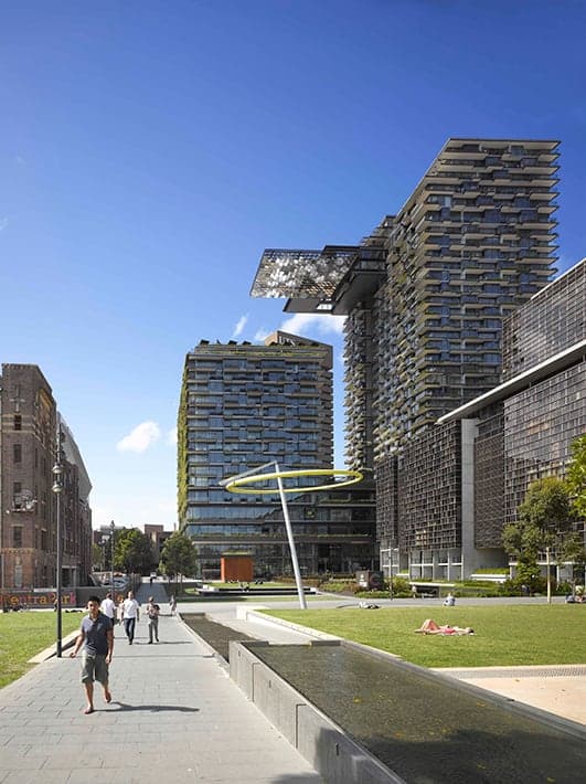 One Central Park heliostatının cephe ve gökyüzüyle ilişkisi