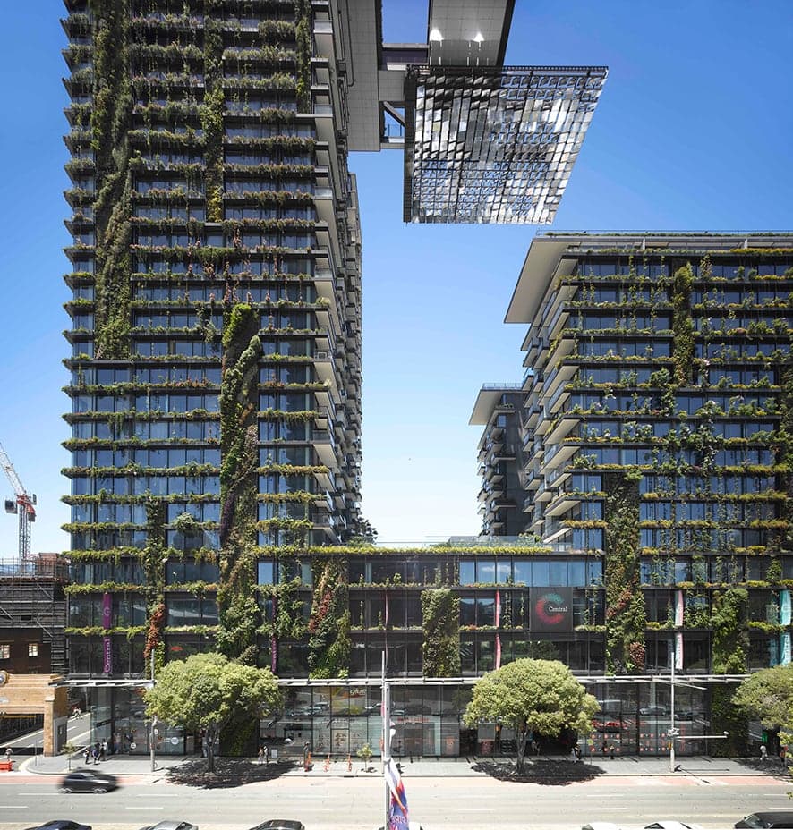 One Central Park’ın bitkilerle kaplı cepheleri ve heliostat konsolu