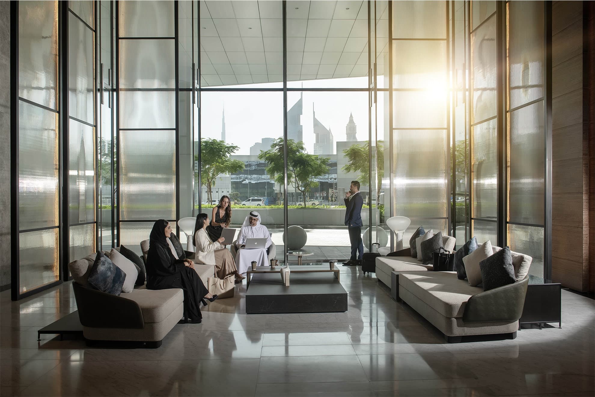 One Za’abeel iç mekânından Dubai’ye açılan geniş cam cephe
