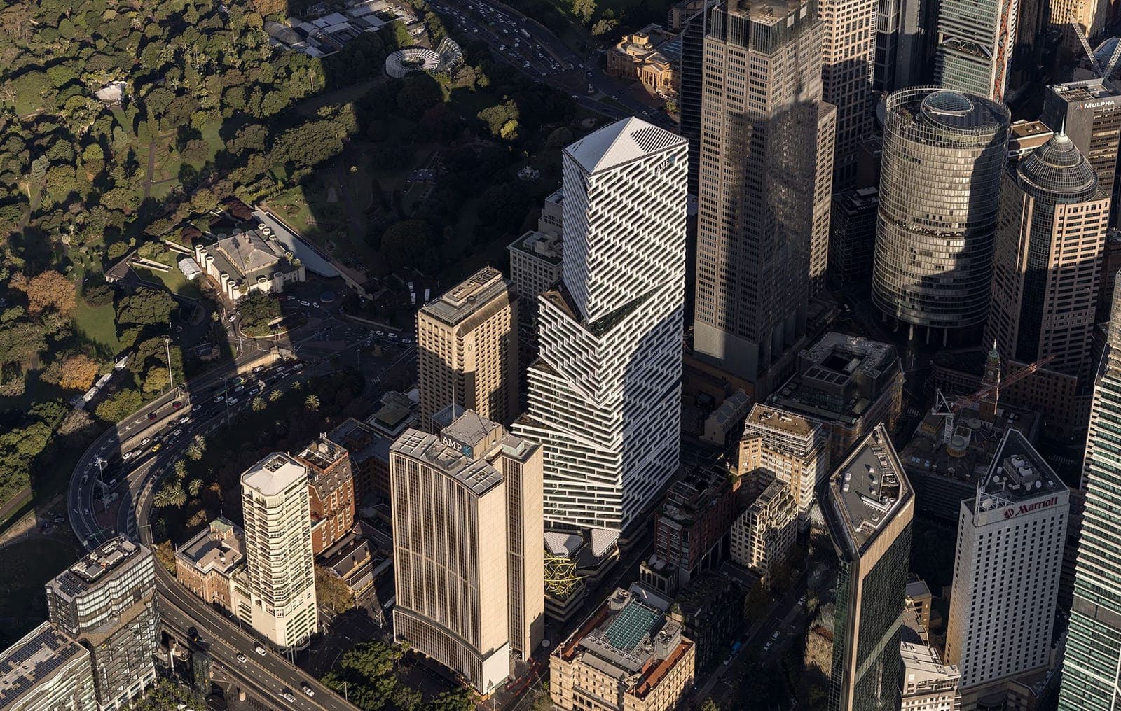 Quay Quarter Tower: havadan bakışta beş kaydırılmış kütle, komşu AMP binası ve arkadaki Kraliyet Botanik Bahçesi