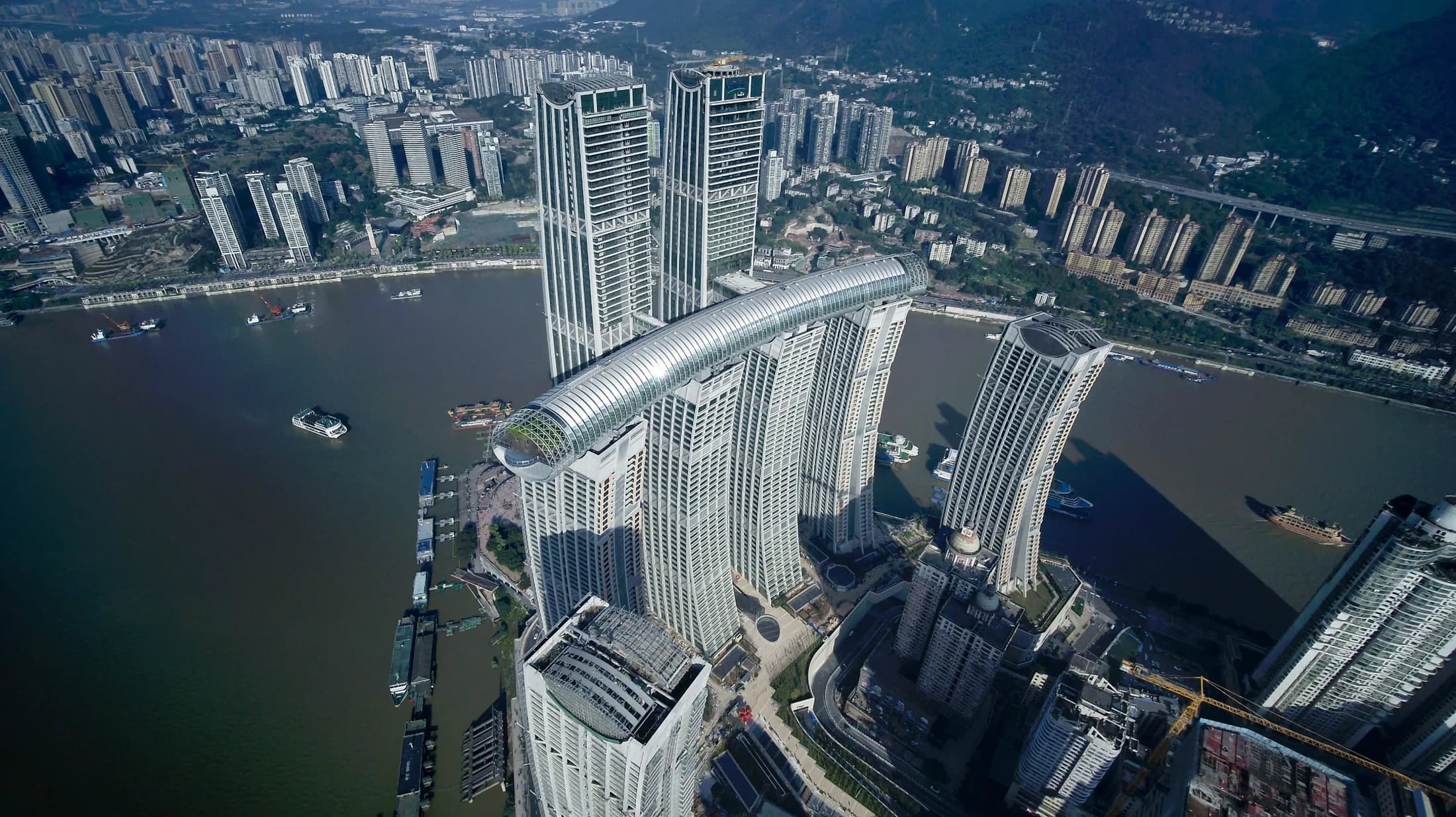 Raffles City Chongqing: The Crystal’ın dört kule üzerinde uzanan 300 metrelik yatay kurgusu