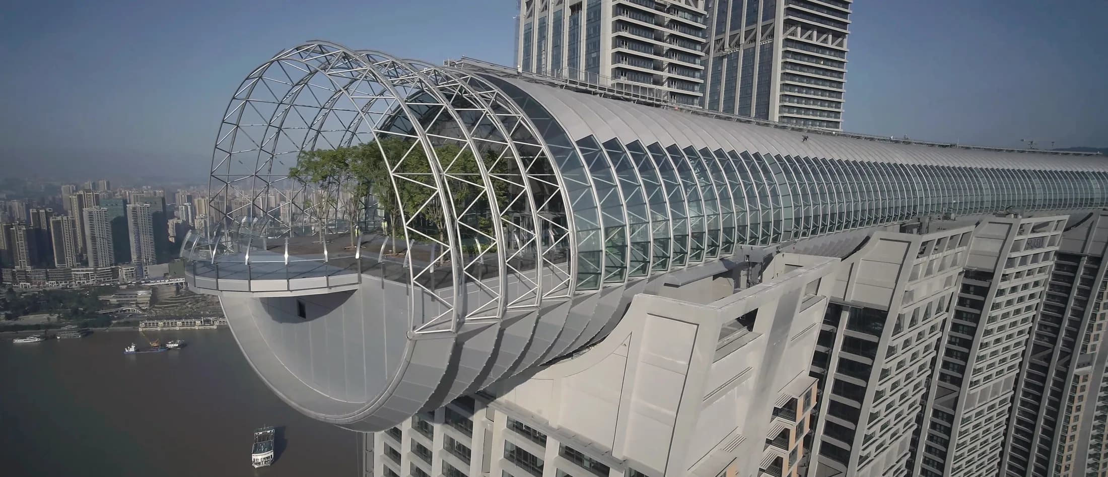 Raffles City Chongqing: kuleleri bağlayan The Crystal’ın çelik ve cam kabuğu