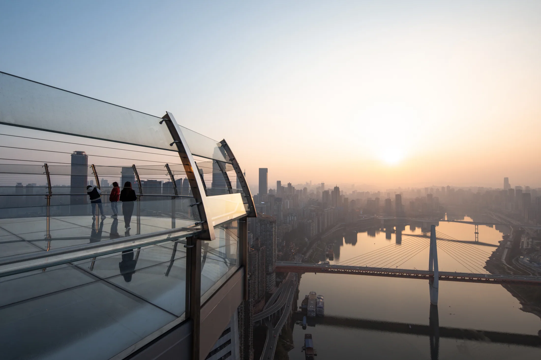 Raffles City Chongqing: seyir terasının Çongçing silüeti ve nehirlerle kurduğu görsel ilişki