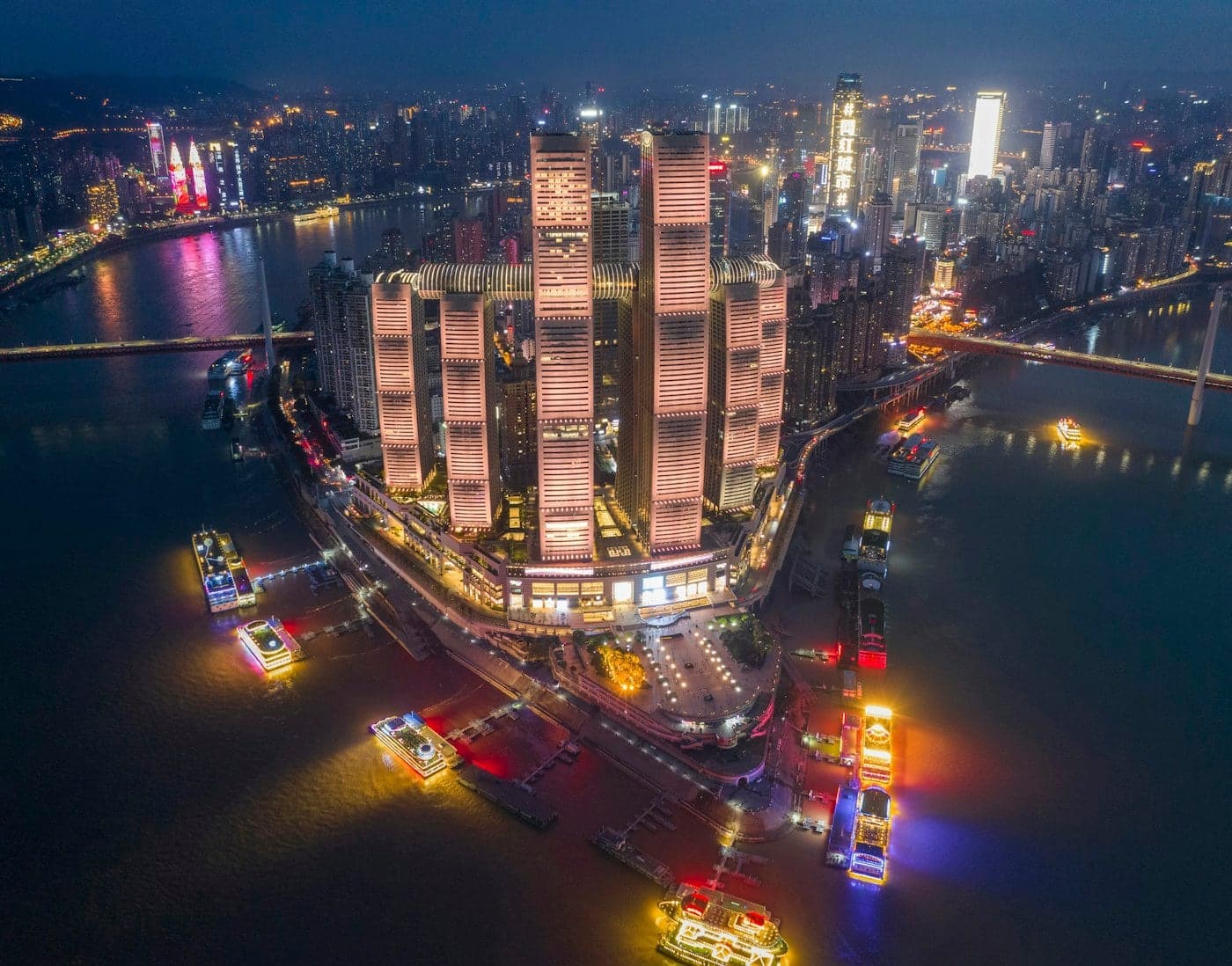 Raffles City Chongqing: nehirlerin birleştiği noktada Raffles City Chongqing ve yatay The Crystal