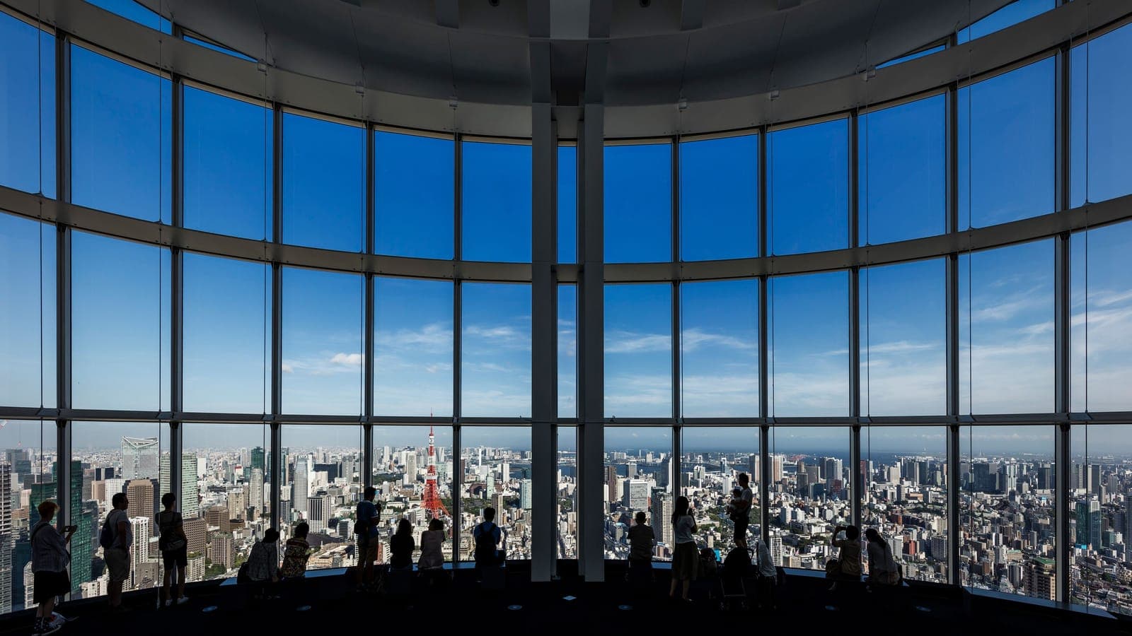 Roppongi Hills: Mori Tower’ın 52. katındaki Tokyo City View seyir galerisinin kesintisiz cam çeperi ve Tokyo manzarası