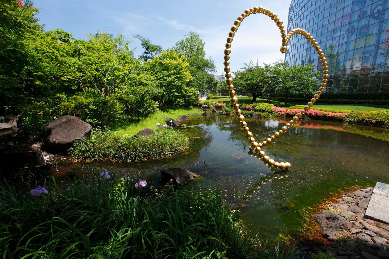 Roppongi Hills: Edo döneminden kalan Mōri Bahçesi’nin havuzu, TV Asahi’nin cam cephesi ve Othoniel’in altın boncuklu kalp heykeli