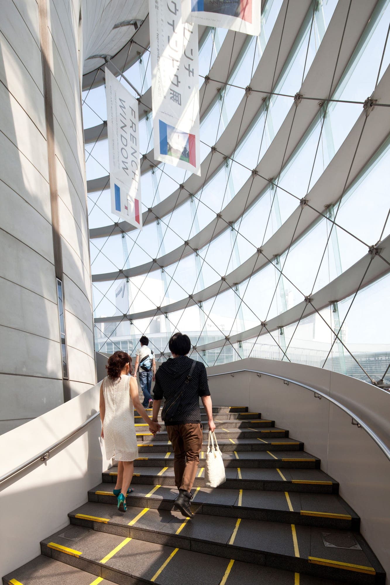 Roppongi Hills: Museum Cone’un cam pullu kabuğu içinde kule lobisine yükselen spiral merdiven