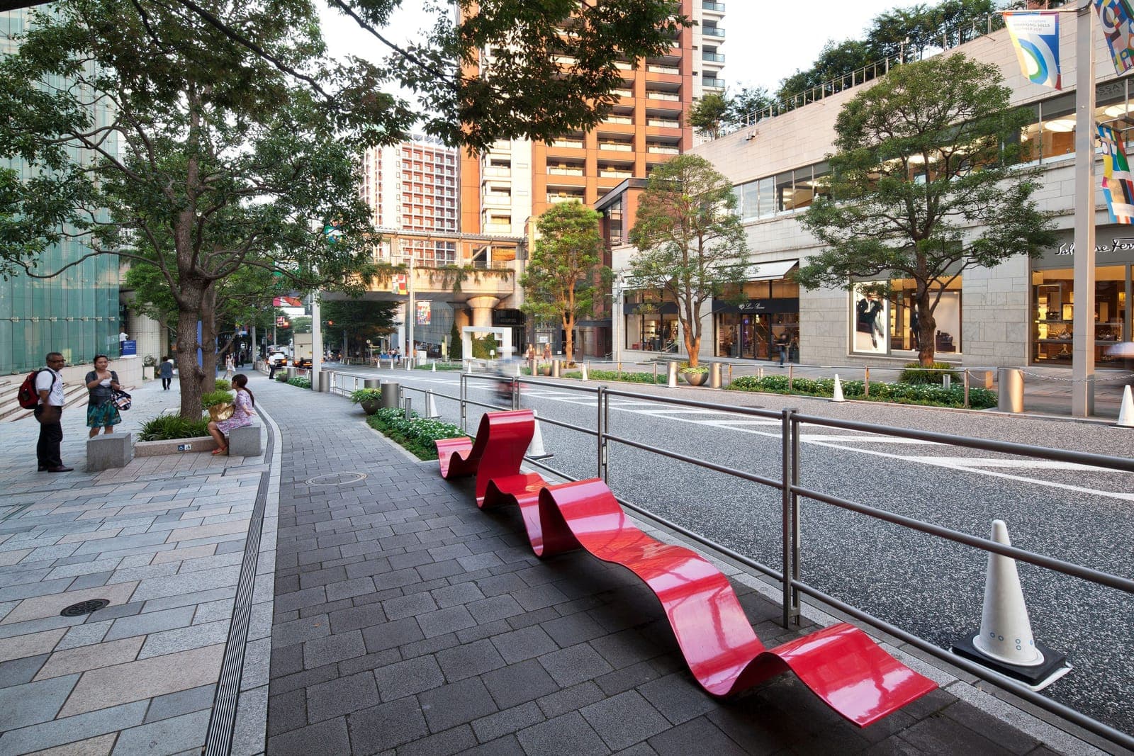 Roppongi Hills: ağaçlı Keyakizaka caddesi, ısmarlama kırmızı bank ve arka planda konut kuleleri
