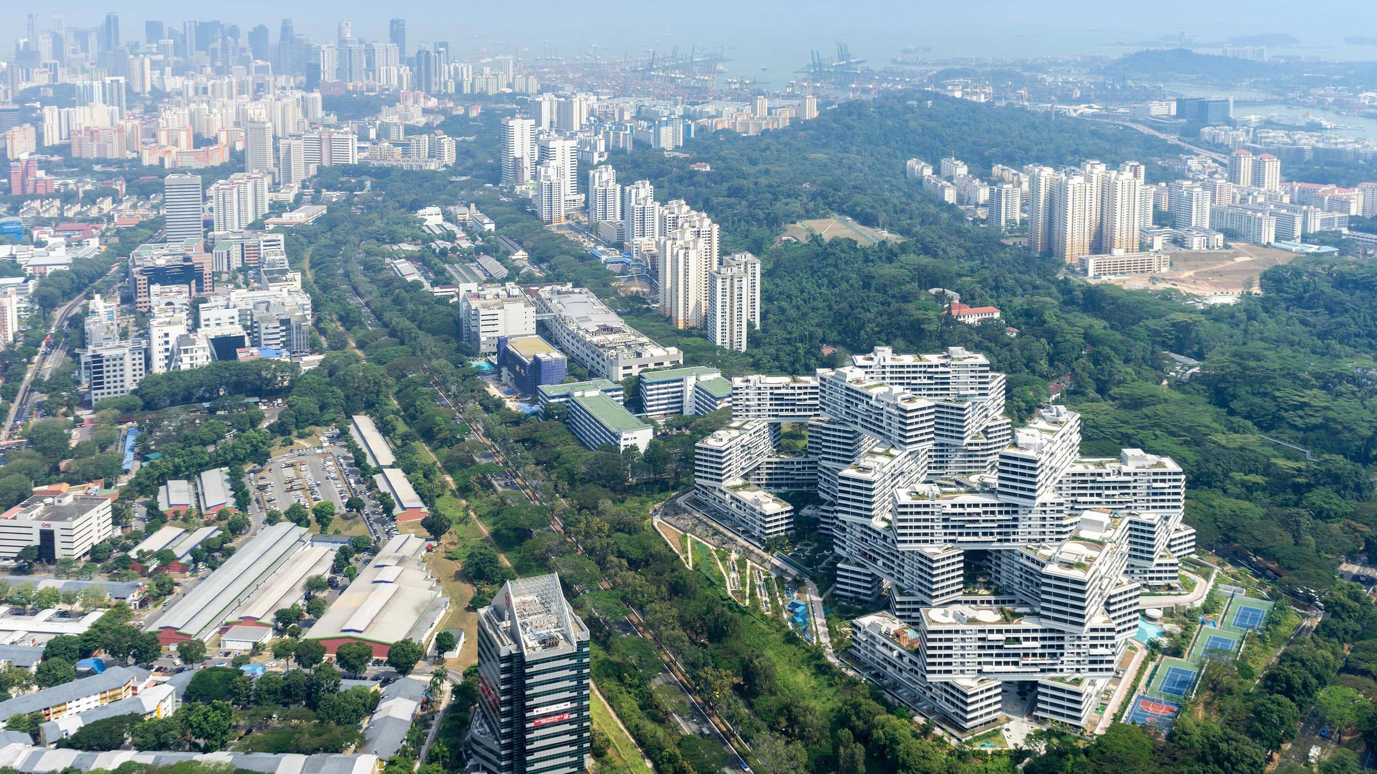 The Interlace’ın Singapur kent dokusu ve yeşil alanlar içindeki hava görünümü