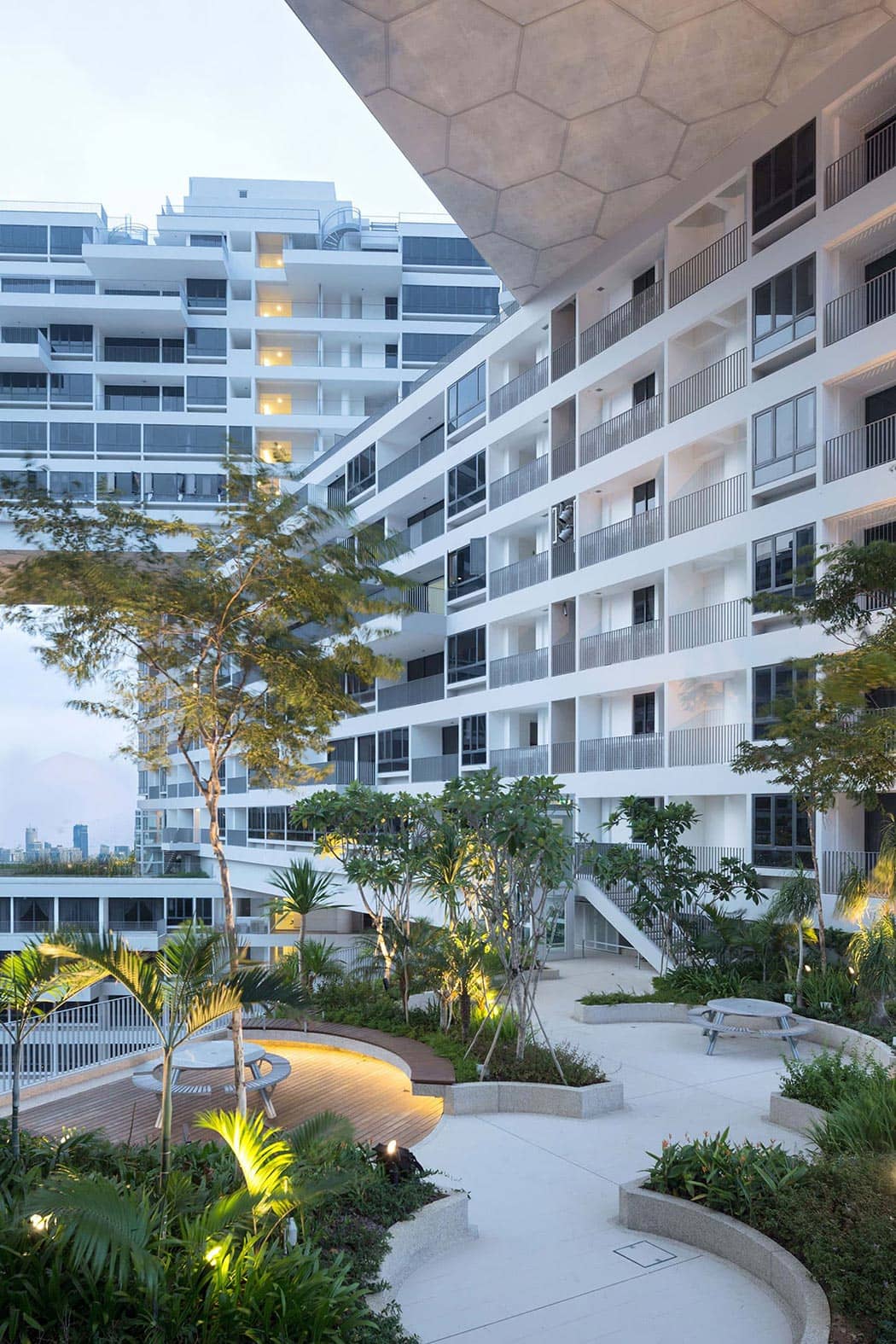 The Interlace’ın tropik peyzajla çevrili iç avlusu
