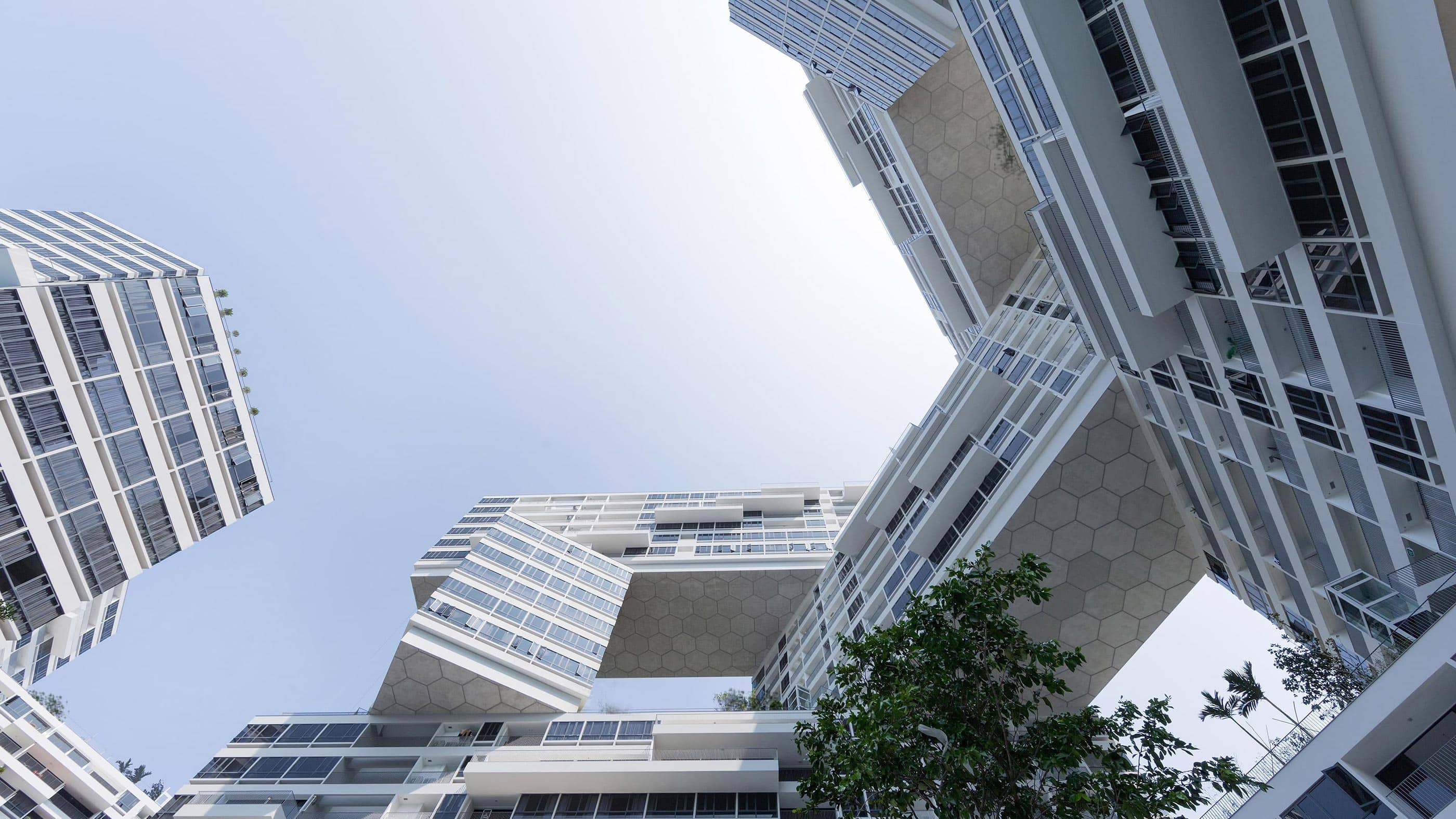 The Interlace’ın aşağıdan görülen yatay köprü blokları