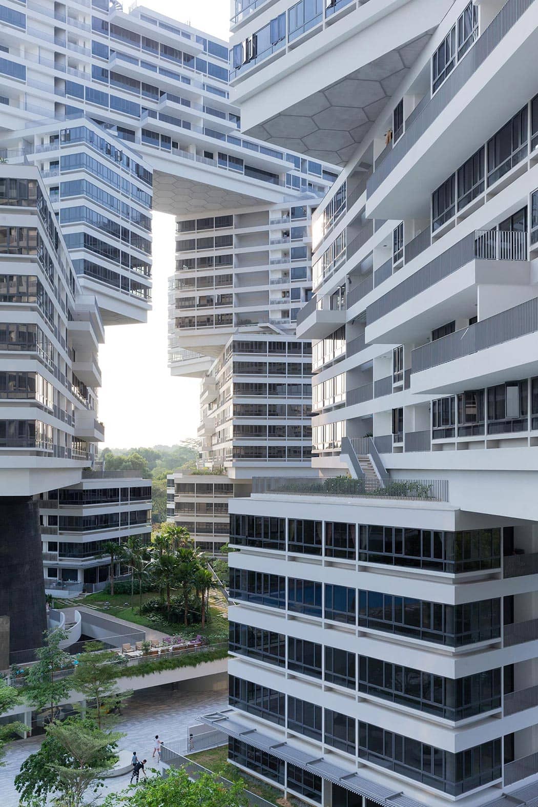 The Interlace blokları arasındaki çok katmanlı teraslar ve yaya boşlukları