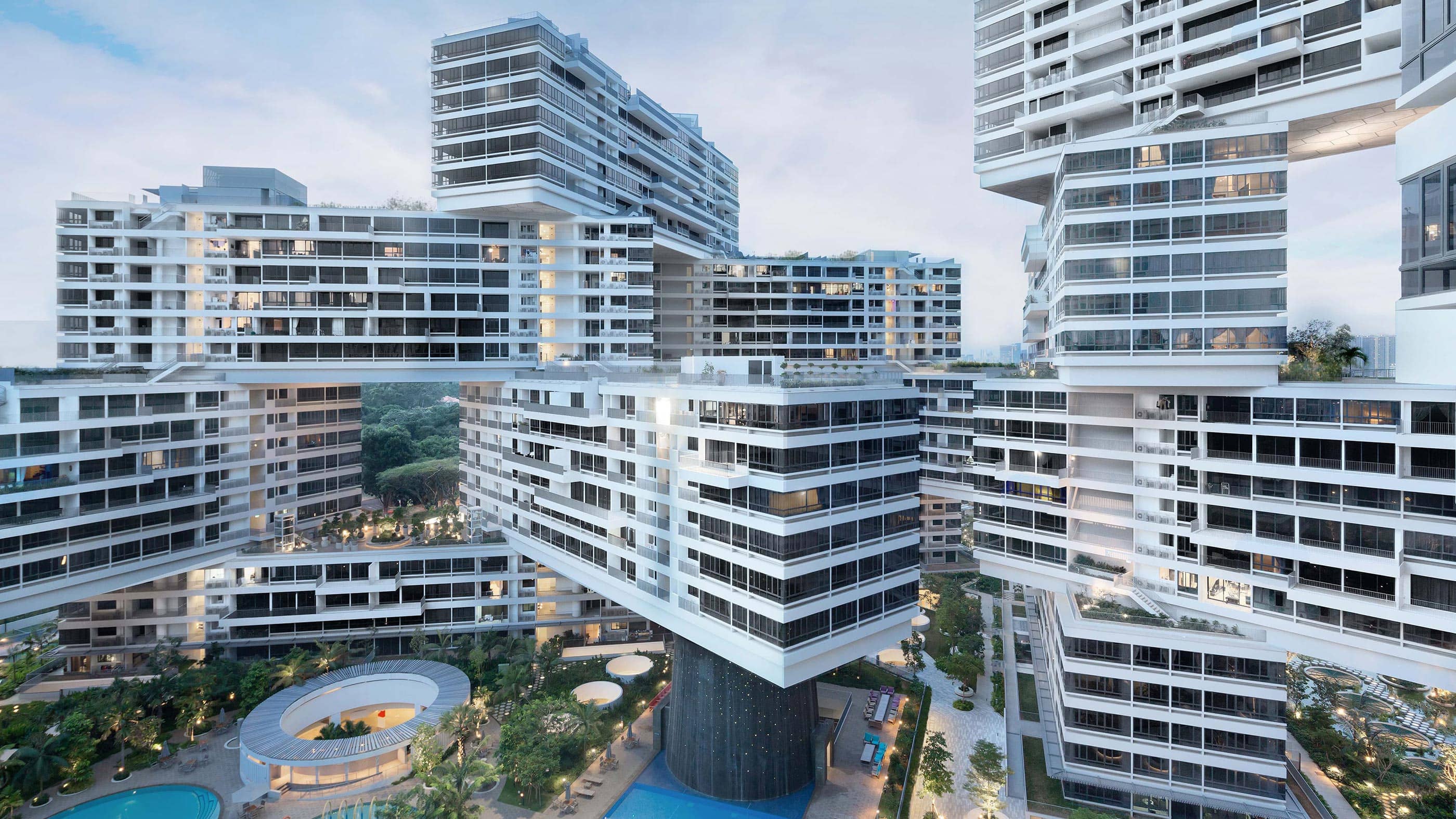 The Interlace’ın üst üste geçmiş yatay konut blokları ve avlu peyzajı