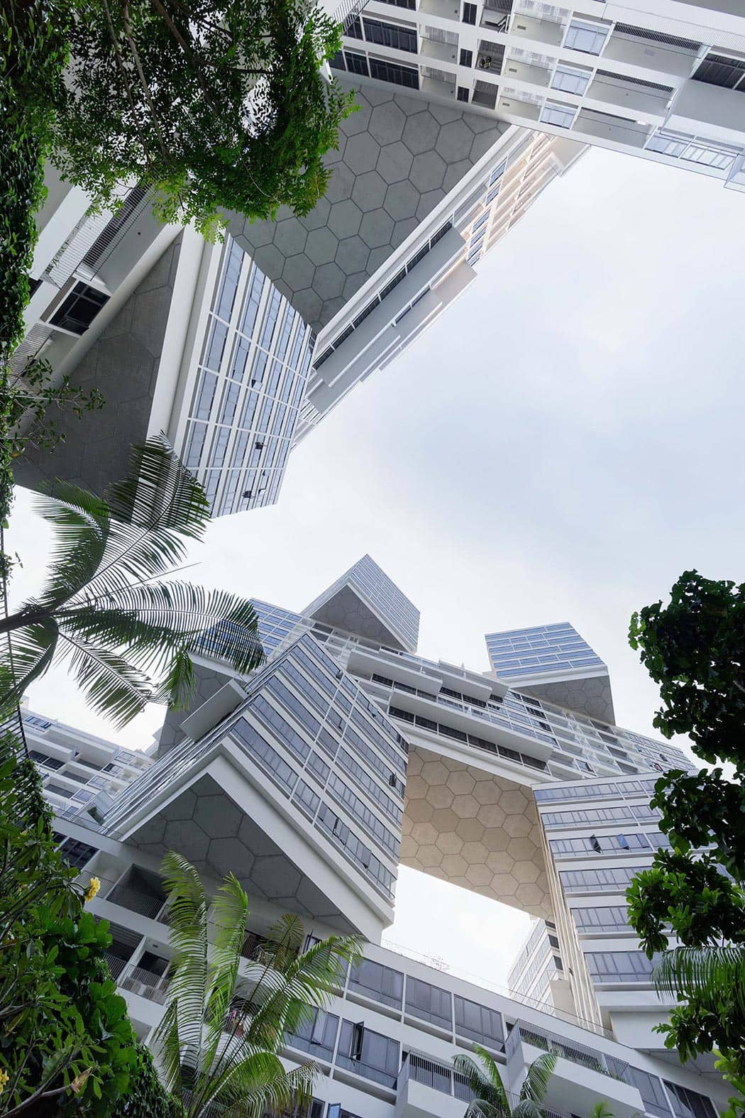 The Interlace bloklarının aşağıdan görülen üst üste geçmiş geometrisi