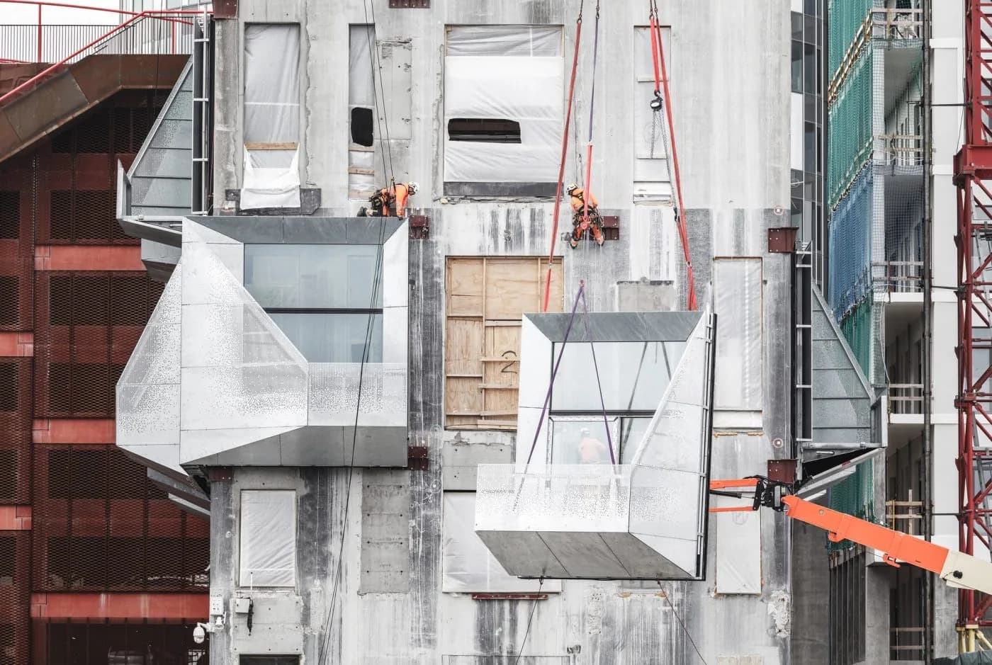 The Silo: mevcut beton gövdeye eklenen açılı metal çıkmaların yapım süreci