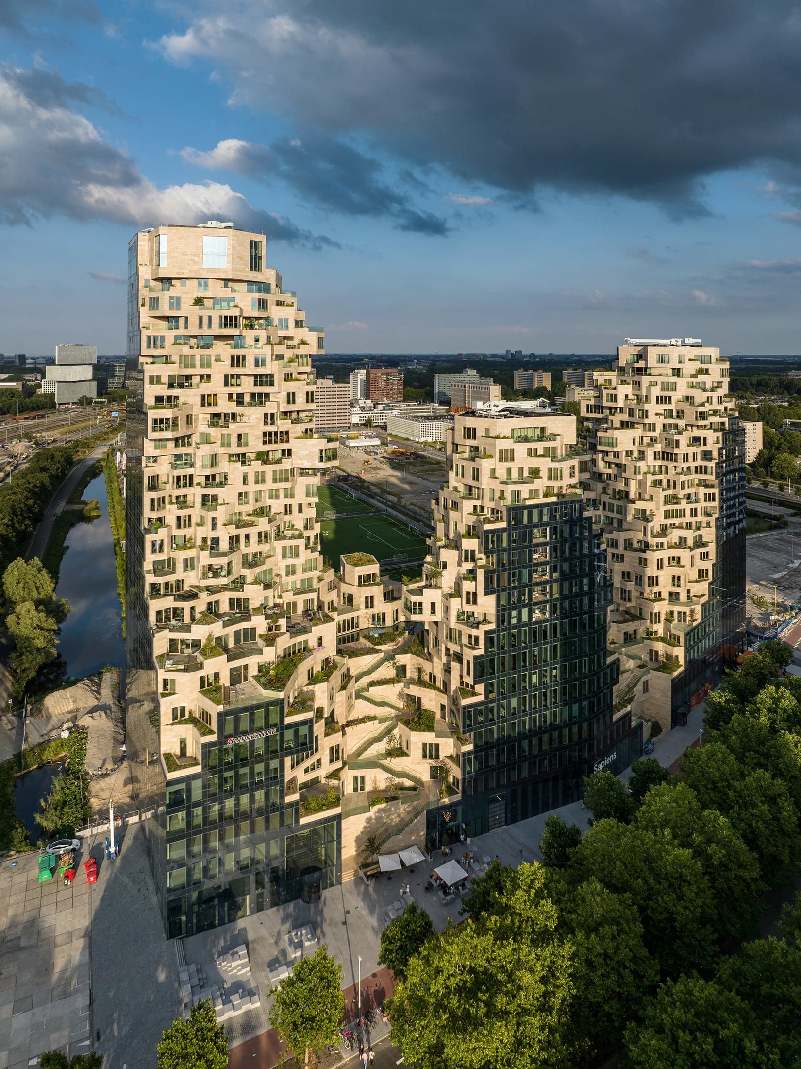 Amsterdam Zuidas’ta taş teraslar ve bitkilerle parçalanan Valley kuleleri