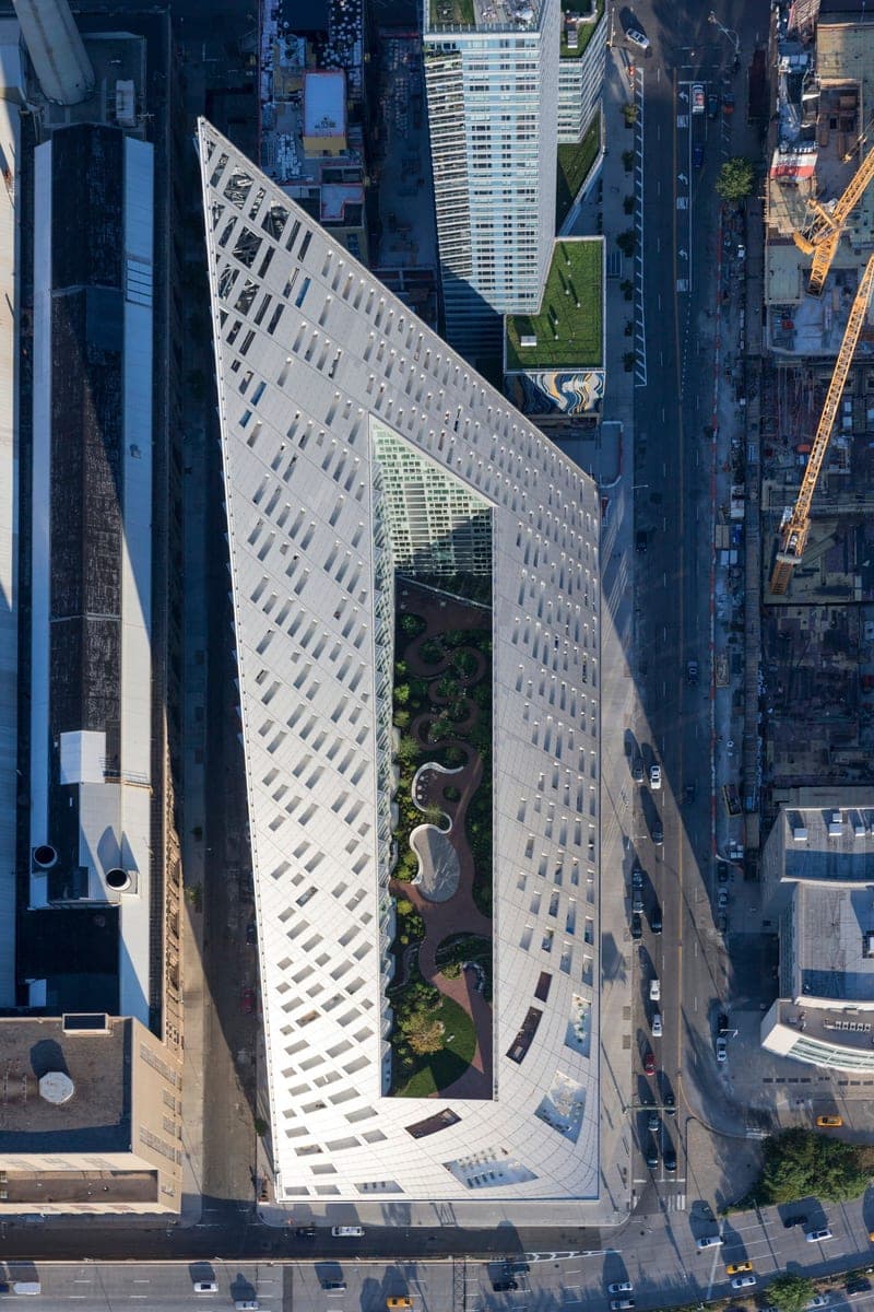 VIA 57 West: eğimli silüetin Manhattan dokusuyla ilişkisi