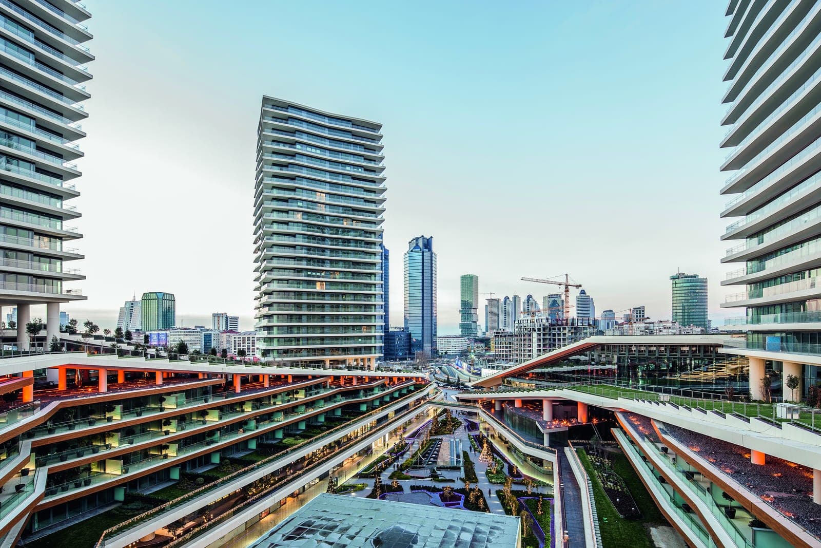 Zorlu Center: peyzaj çatısı ve kuleleriyle Zorlu Center
