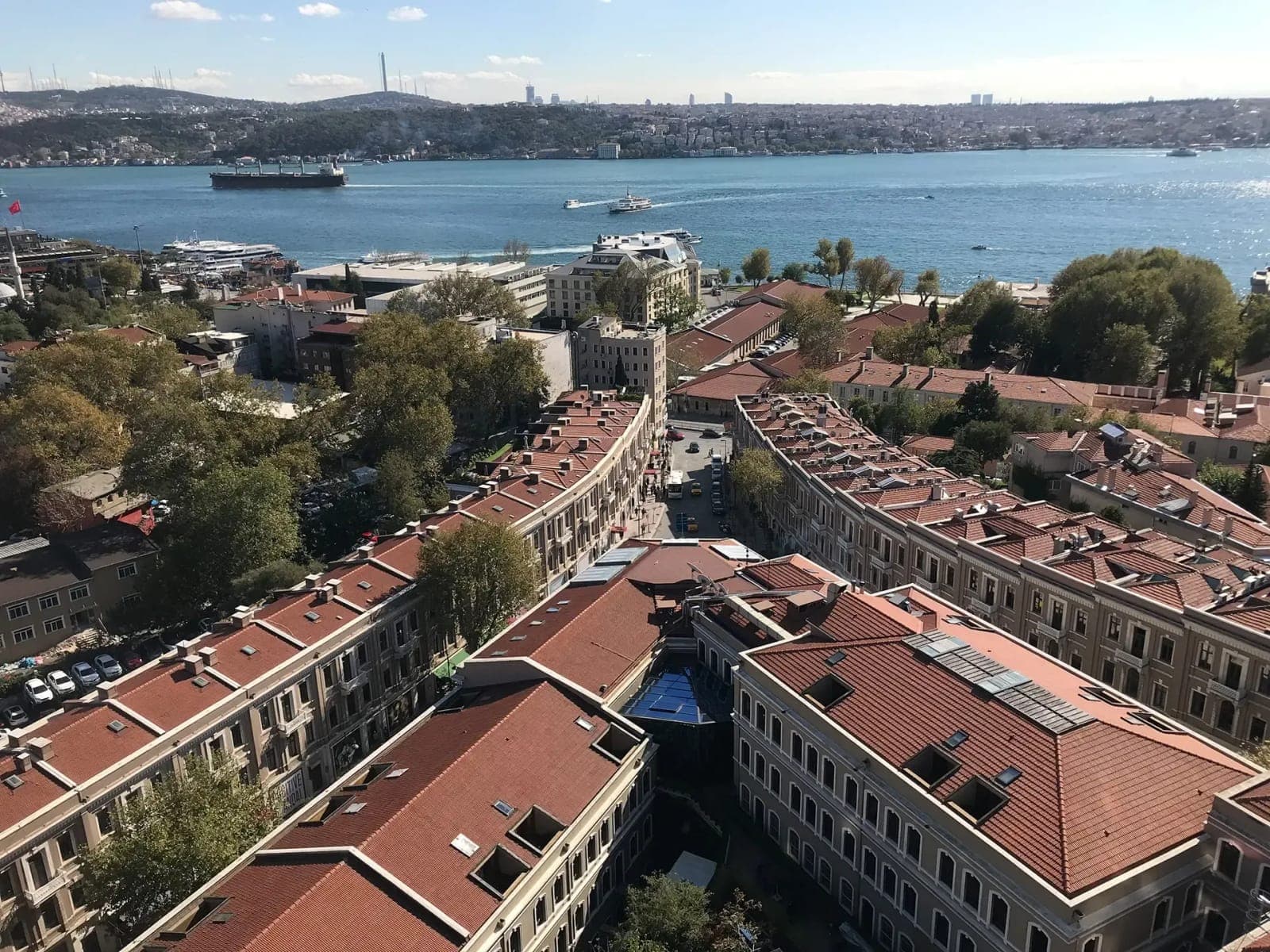 Akaretler Sıraevler: çatılar üzerinden Boğaz’a doğru bakış; yokuşu iki yandan tanımlayan uzun sıralar