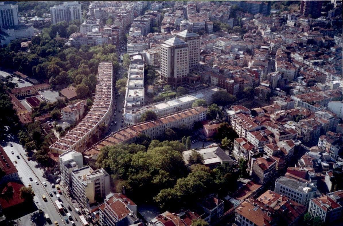Akaretler Sıraevler: havadan: Süleyman Seba Caddesi’nin kıvrımını izleyen sıralar ve çevredeki Beşiktaş dokusu