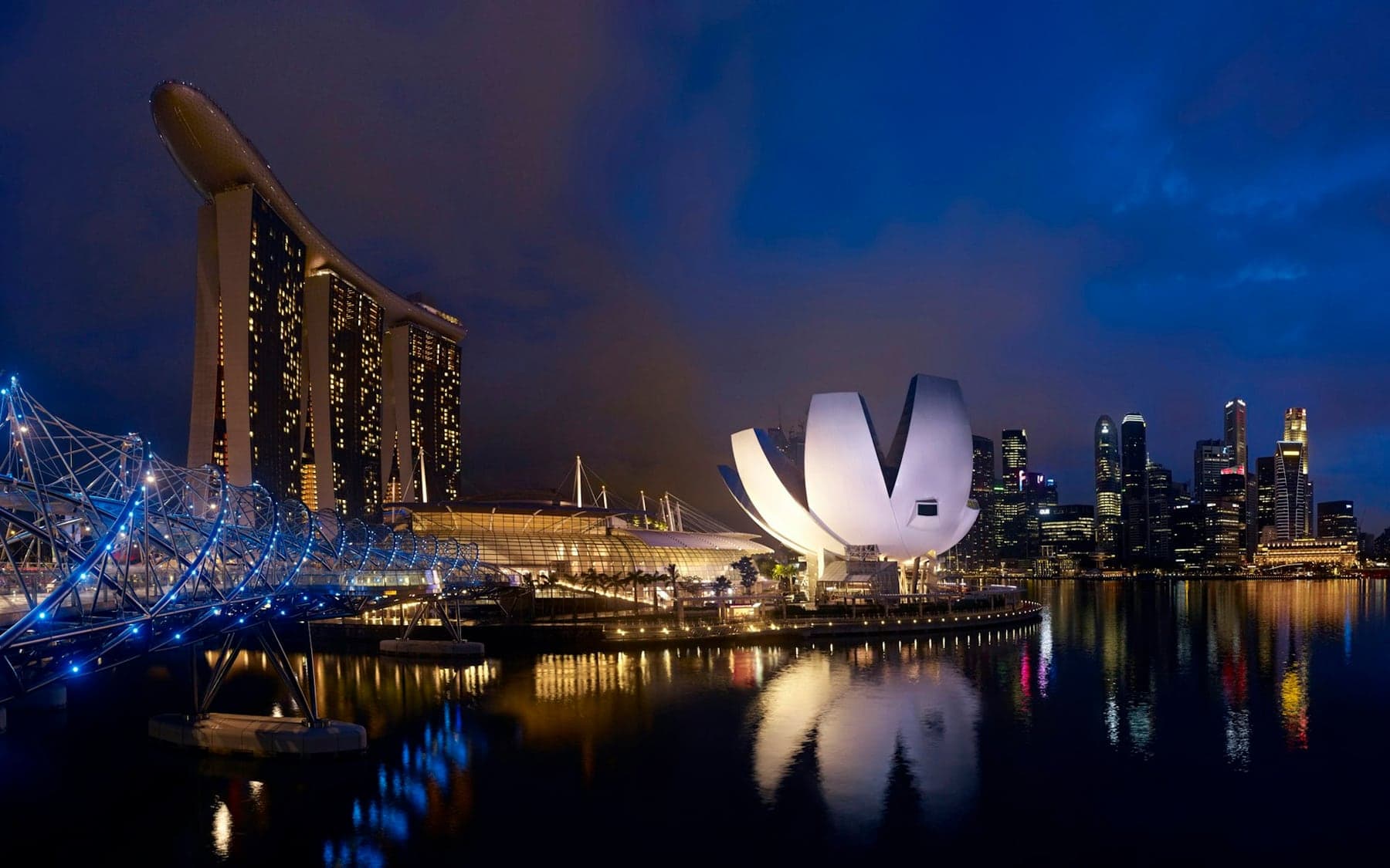 Marina Bay Sands kuleleri ve kıyı promenadının genel görünümü