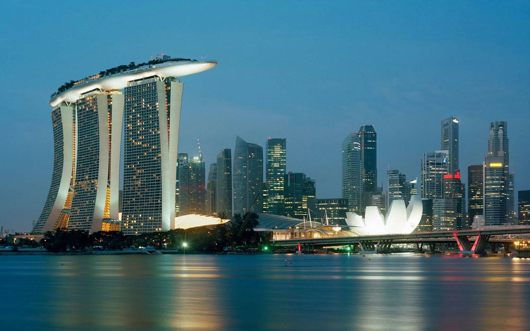 Marina Bay üzerinden Marina Bay Sands ve ArtScience Museum görünümü