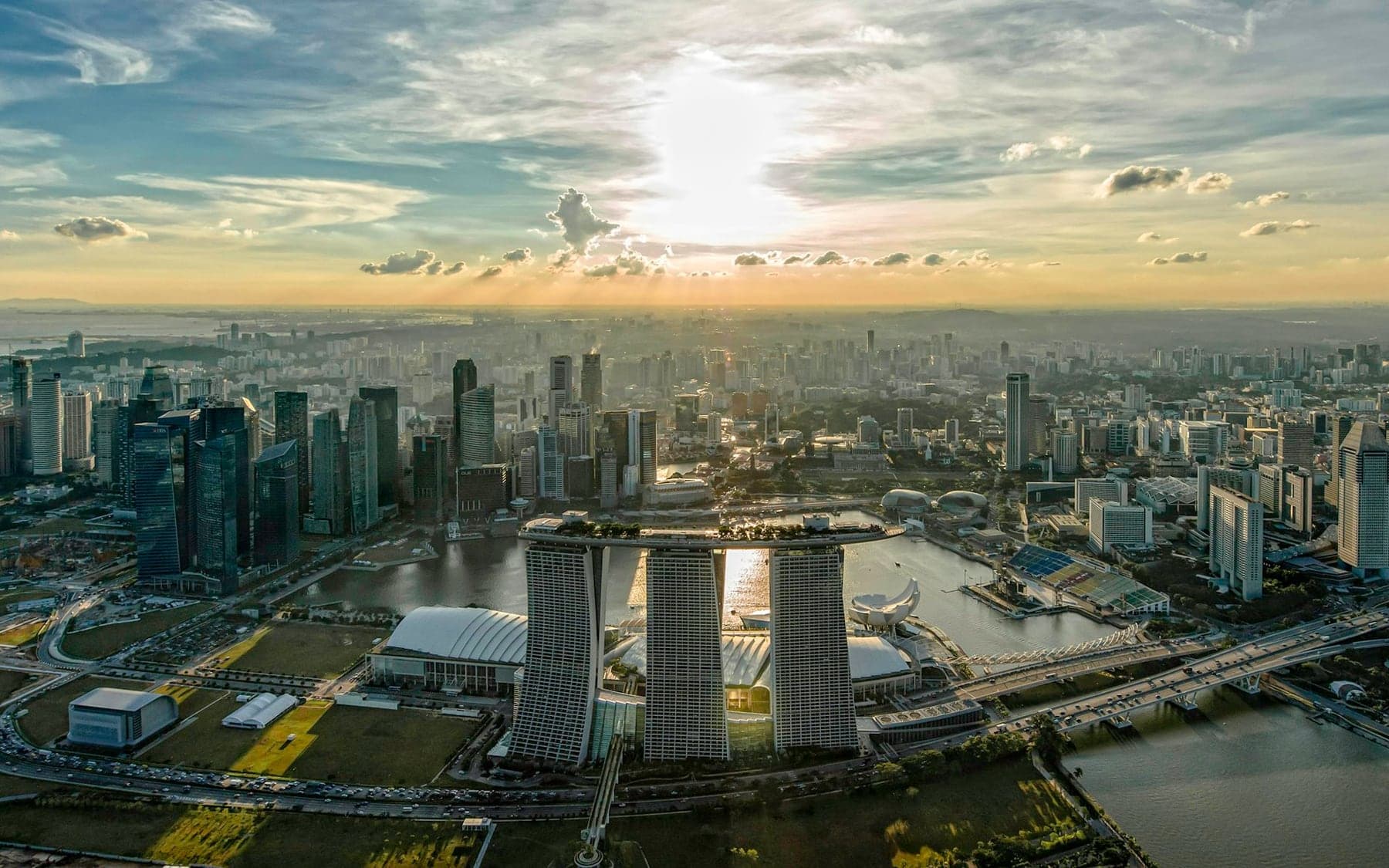 Marina Bay Sands SkyPark ve kulelerinin yakın görünümü