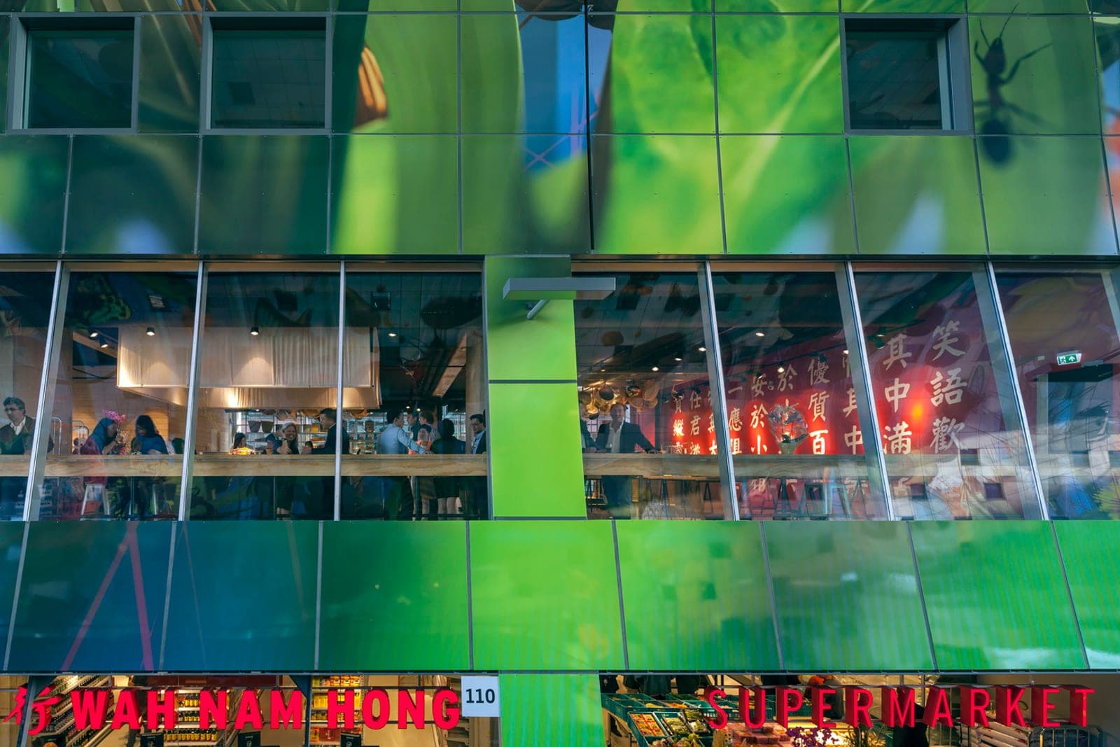 Markthal: pazar salonunun renkli iç kabuğu